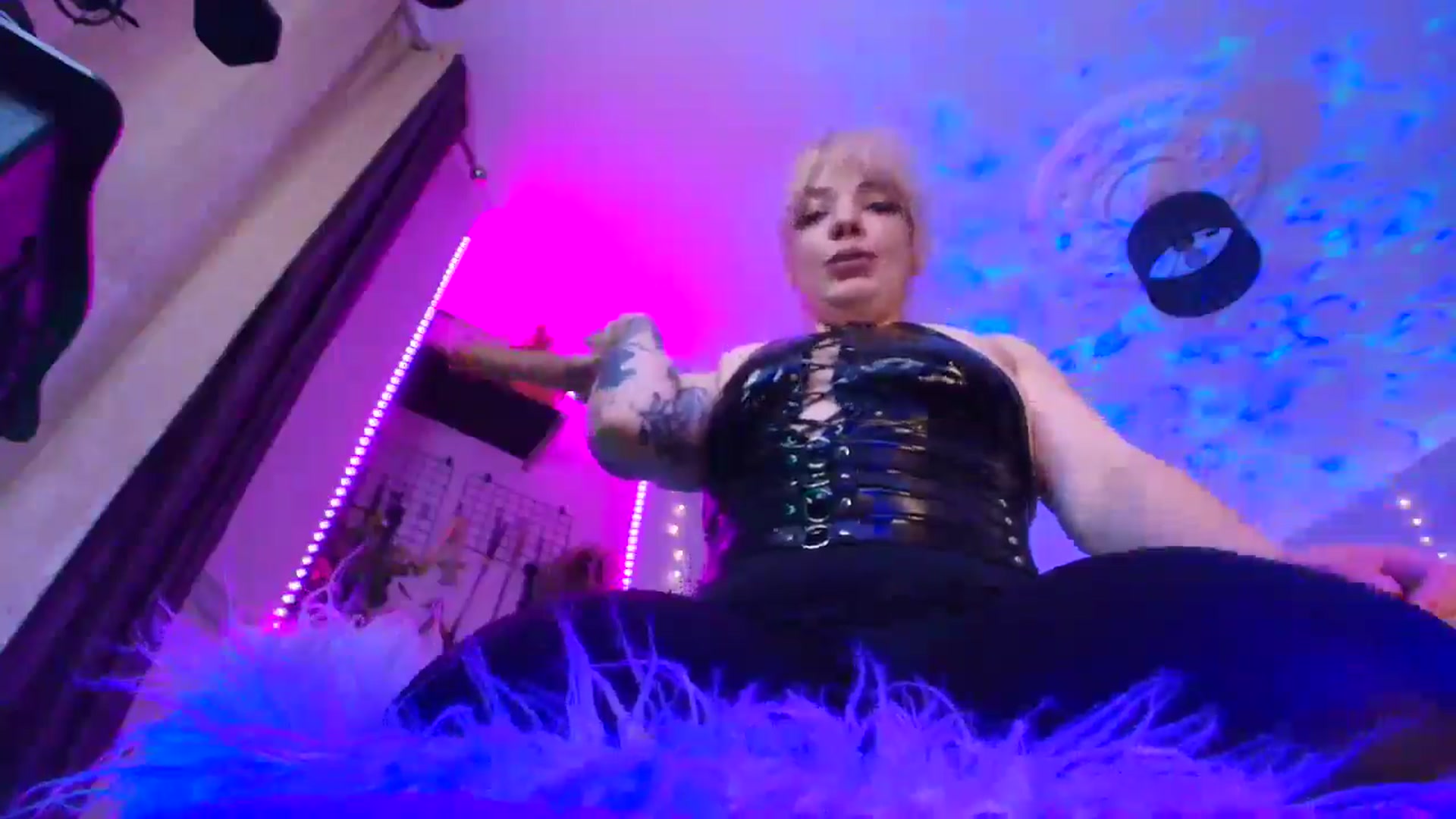 Gallery image thumbnail from LunaWolfie's myfreecams stream on, 04/13/2026, 22:28 image 8 of 20