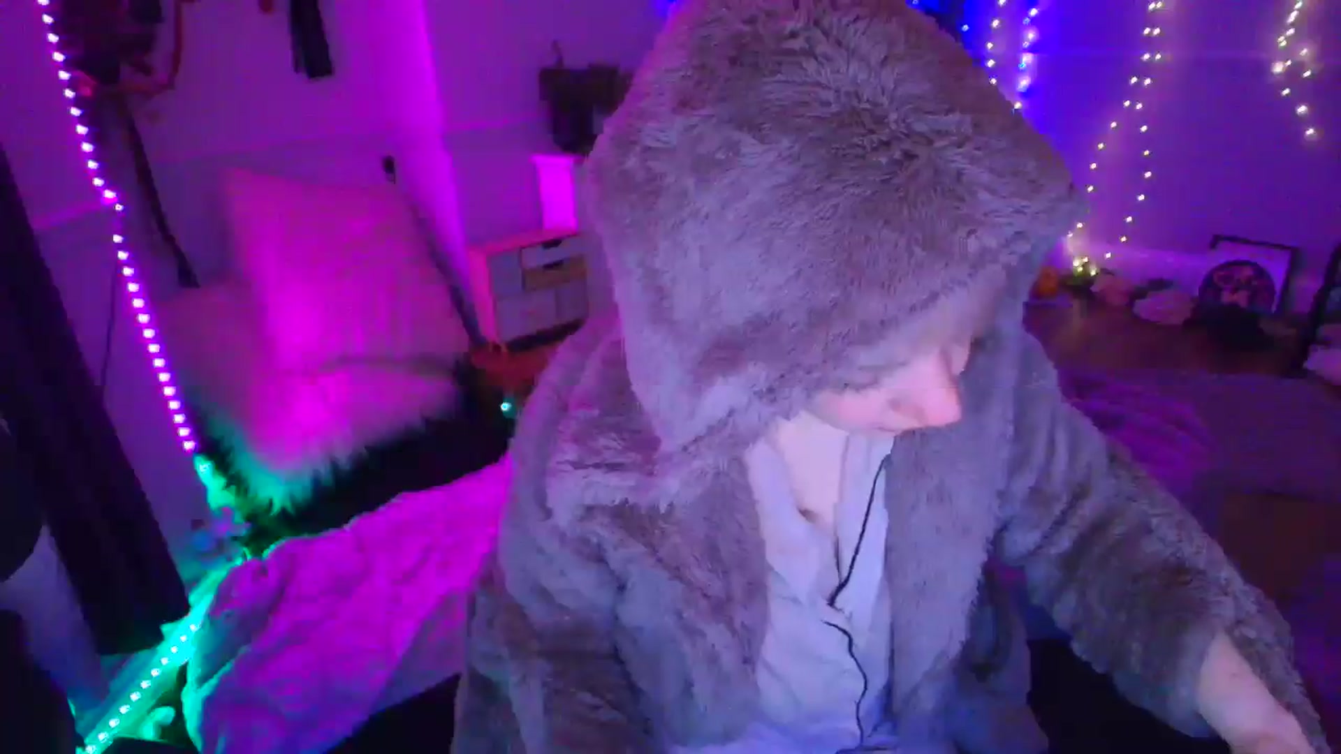 Gallery image thumbnail from LunaWolfie's myfreecams stream on, 04/14/2026, 04:10 image 18 of 20