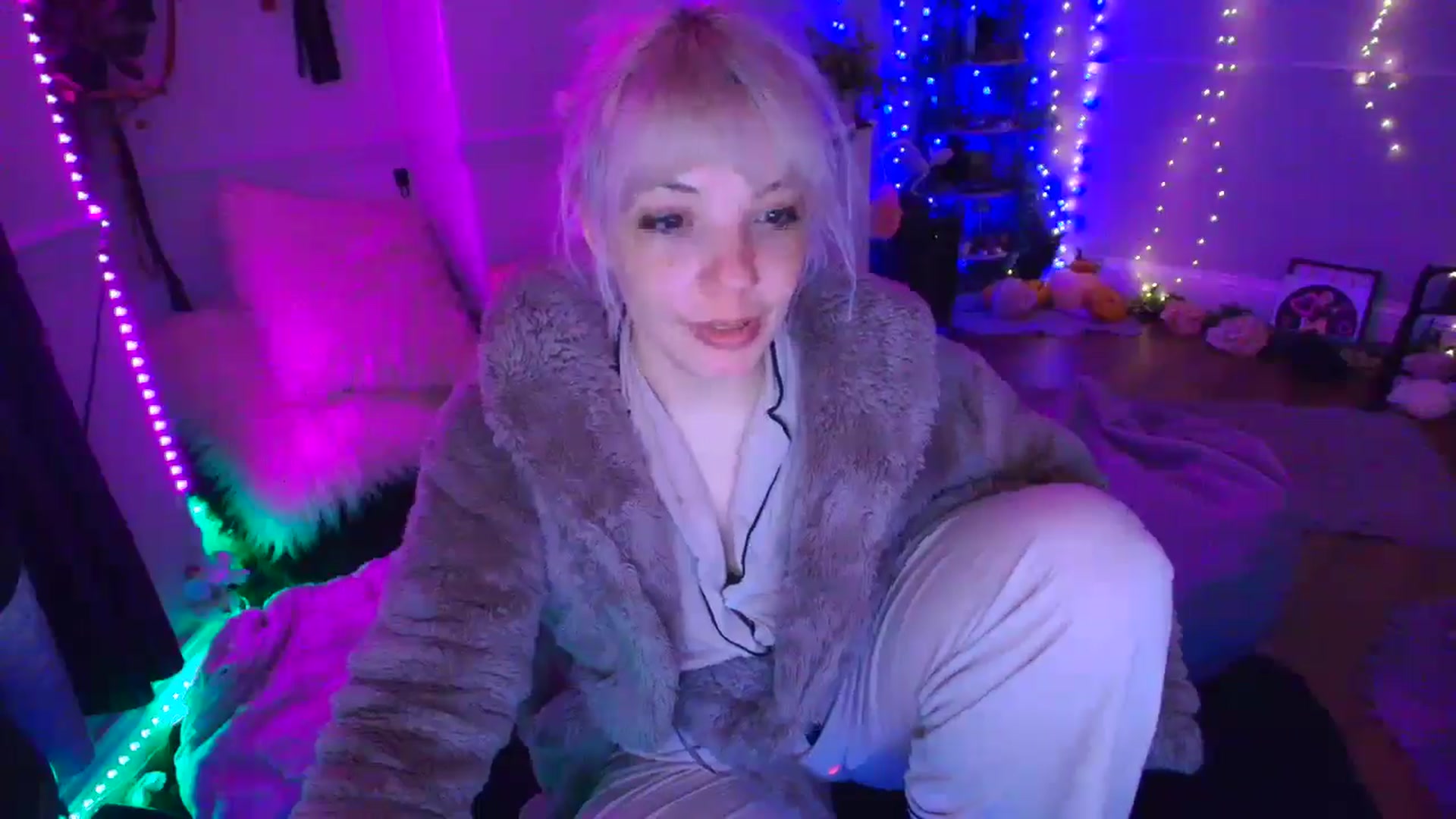 Gallery image thumbnail from LunaWolfie's myfreecams stream on, 04/14/2026, 04:10 image 5 of 20