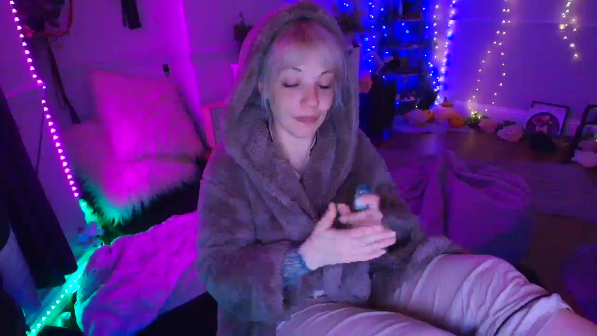 Gallery image thumbnail from LunaWolfie's myfreecams stream on, 04/14/2026, 04:10 image 11 of 20