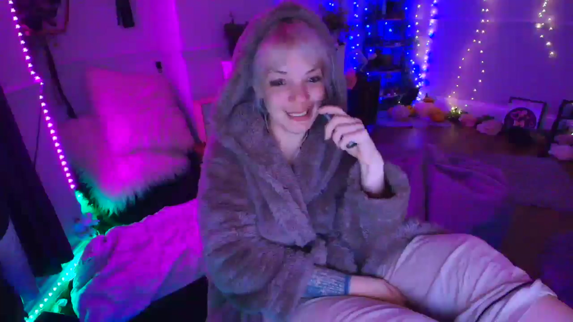Gallery image thumbnail from LunaWolfie's myfreecams stream on, 04/14/2026, 04:10 image 10 of 20