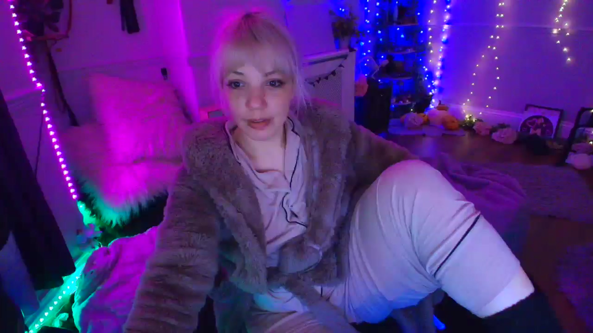 Gallery image thumbnail from LunaWolfie's myfreecams stream on, 04/14/2026, 04:10 image 6 of 20