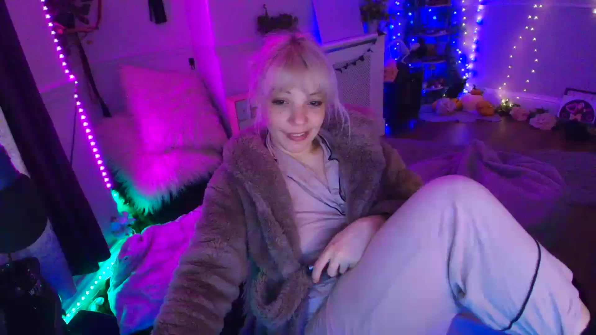 Gallery image thumbnail from LunaWolfie's myfreecams stream on, 04/14/2026, 04:10 image 3 of 20