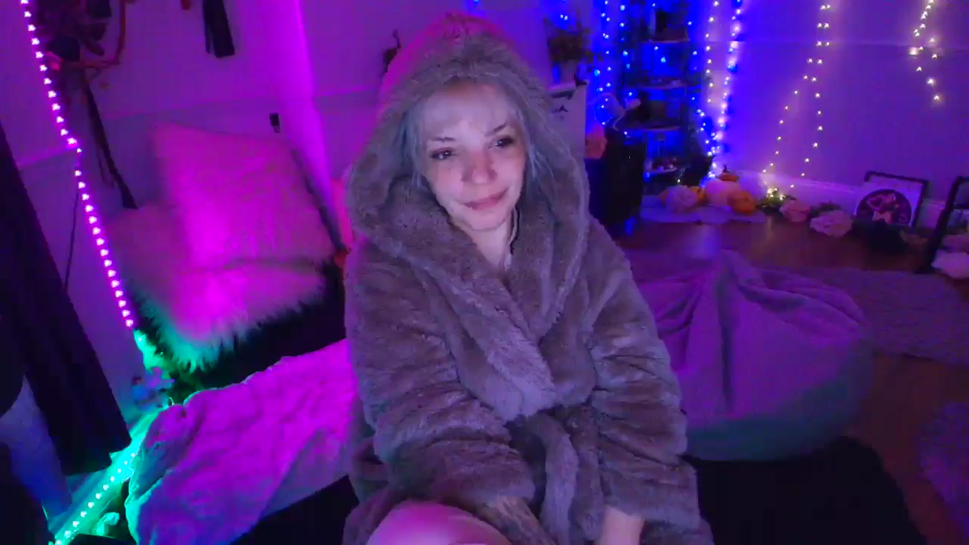 Gallery image thumbnail from LunaWolfie's myfreecams stream on, 04/14/2026, 04:10 image 12 of 20