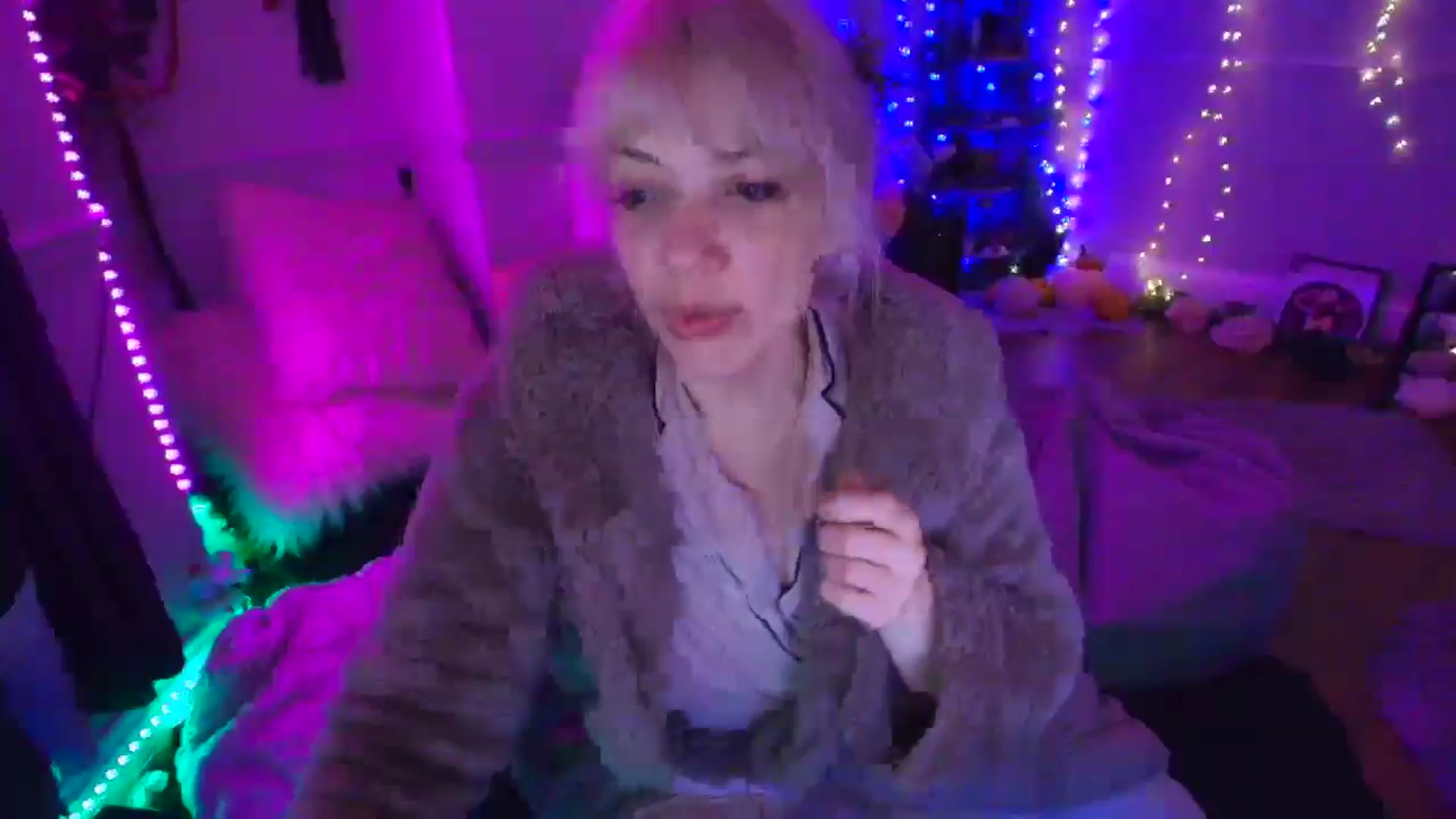 Gallery image thumbnail from LunaWolfie's myfreecams stream on, 04/14/2026, 04:10 image 7 of 20