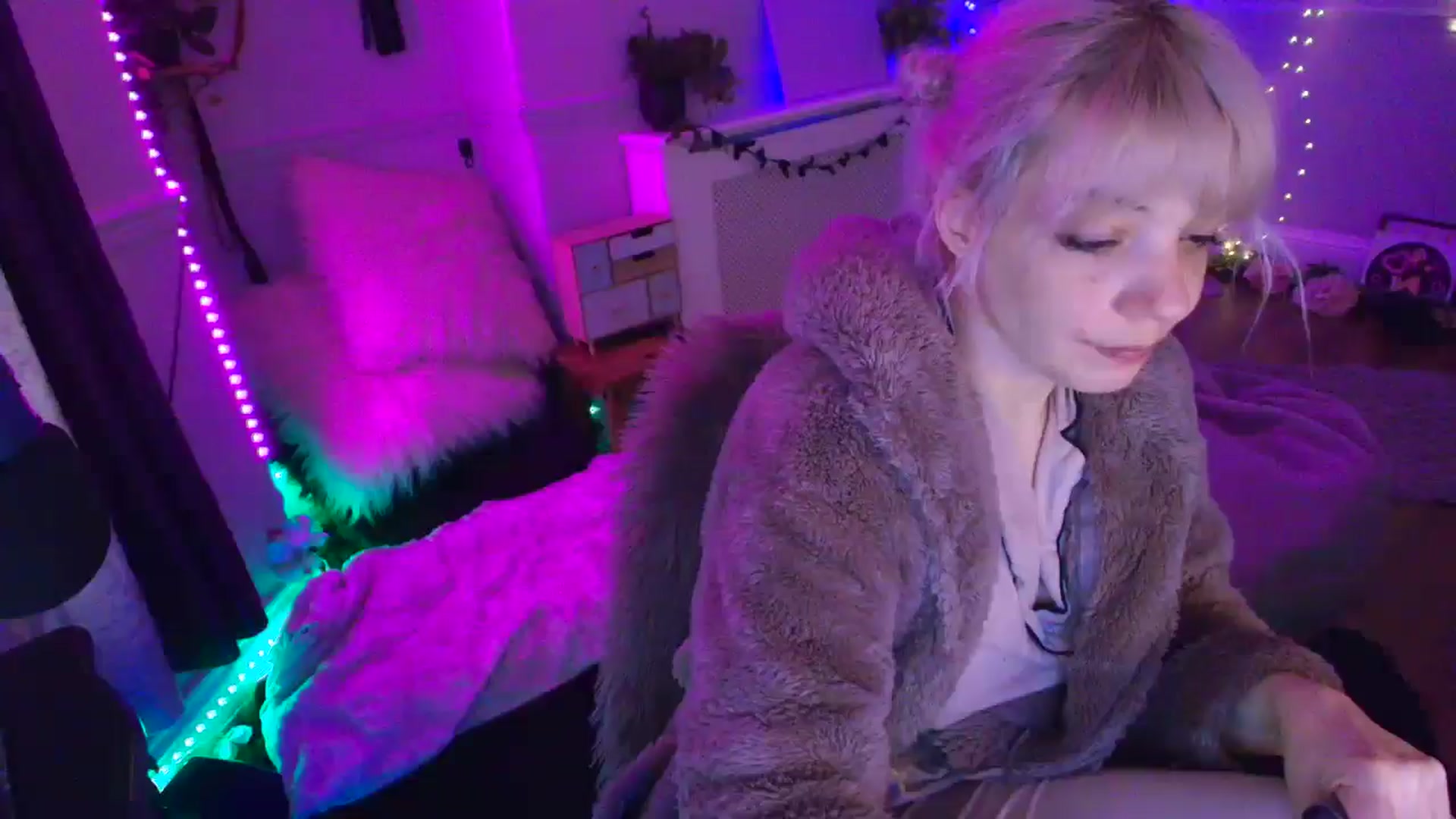 Gallery image thumbnail from LunaWolfie's myfreecams stream on, 04/14/2026, 04:10 image 2 of 20