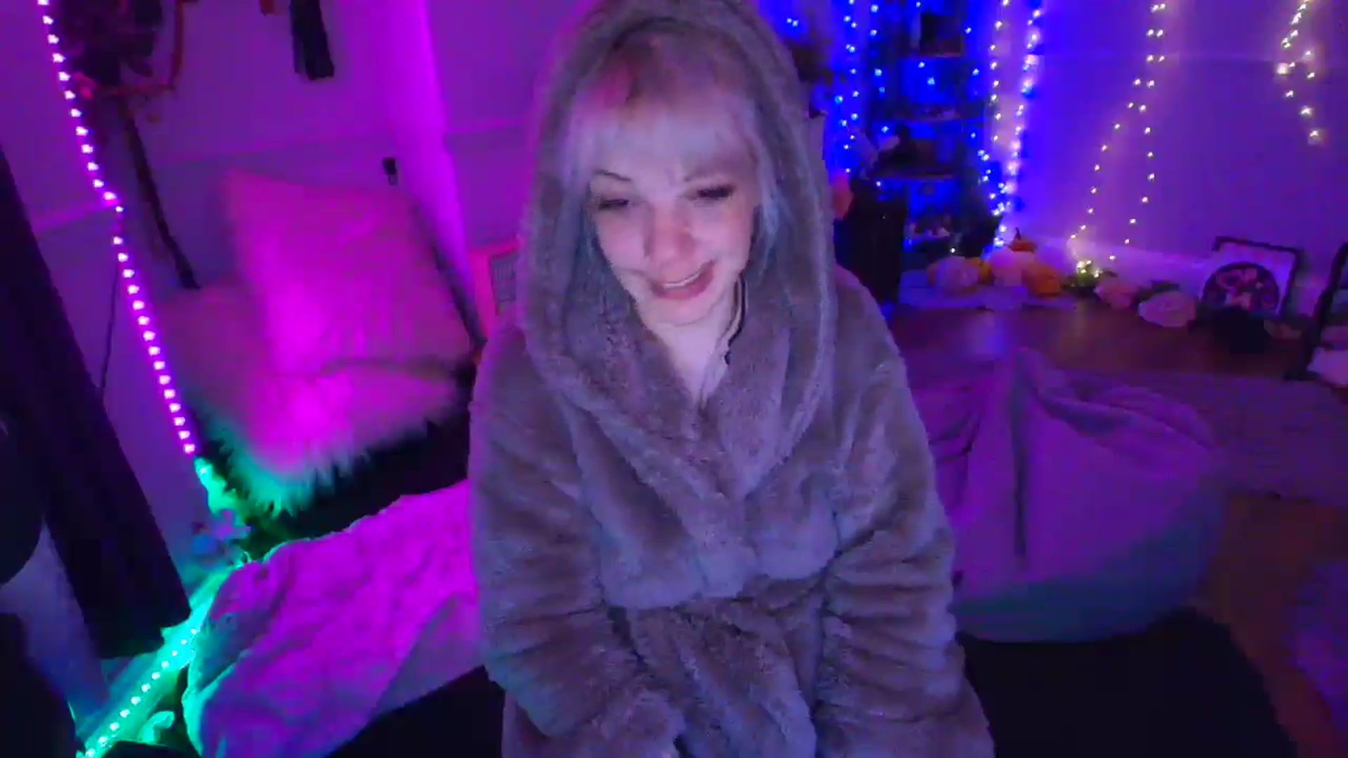 Gallery image thumbnail from LunaWolfie's myfreecams stream on, 04/14/2026, 04:10 image 17 of 20