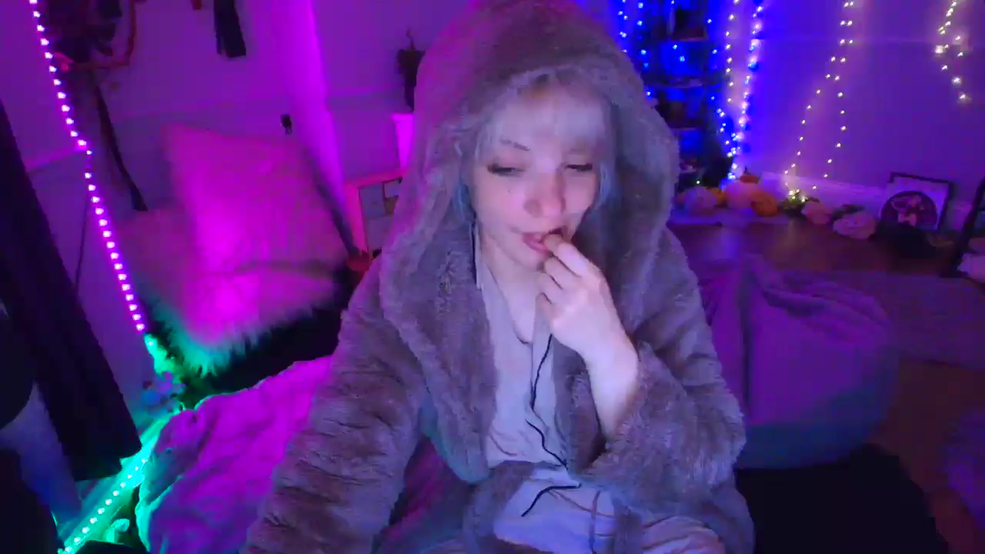 Gallery image thumbnail from LunaWolfie's myfreecams stream on, 04/14/2026, 04:10 image 19 of 20