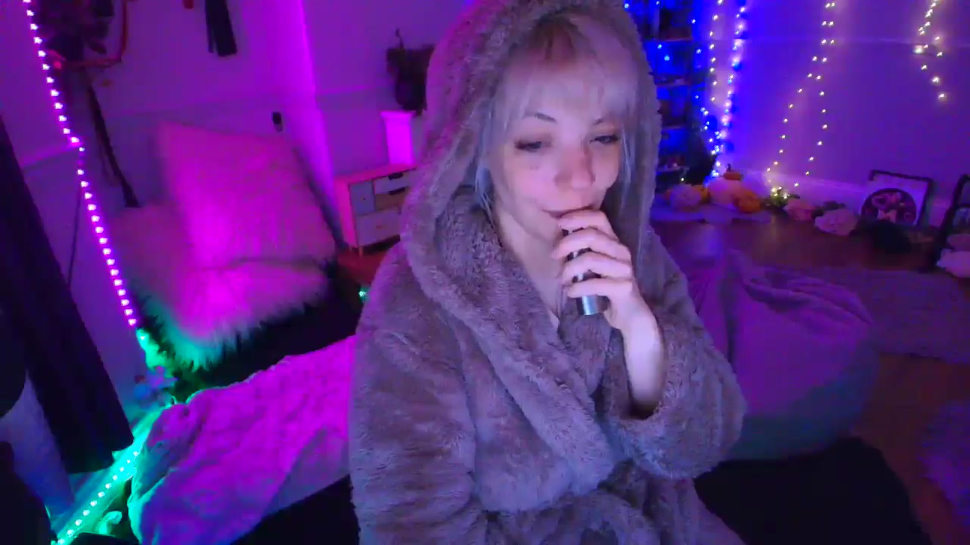 Gallery image thumbnail from LunaWolfie's myfreecams stream on, 04/14/2026, 04:10 image 15 of 20