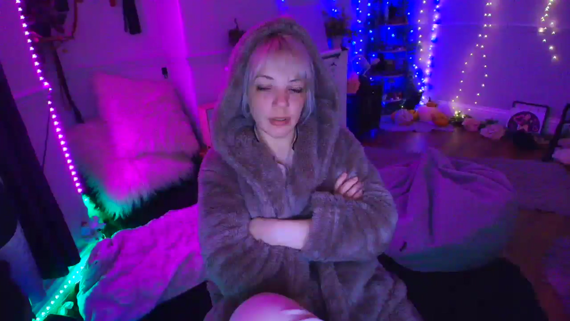 Gallery image thumbnail from LunaWolfie's myfreecams stream on, 04/14/2026, 04:10 image 16 of 20