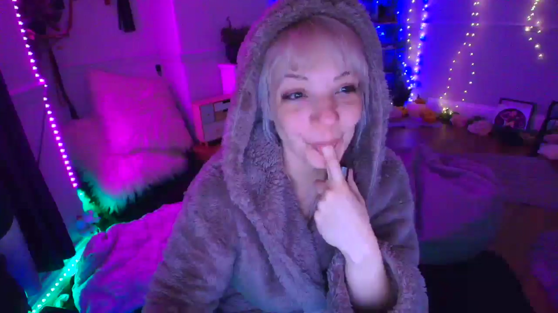Gallery image thumbnail from LunaWolfie's myfreecams stream on, 04/14/2026, 04:10 image 13 of 20