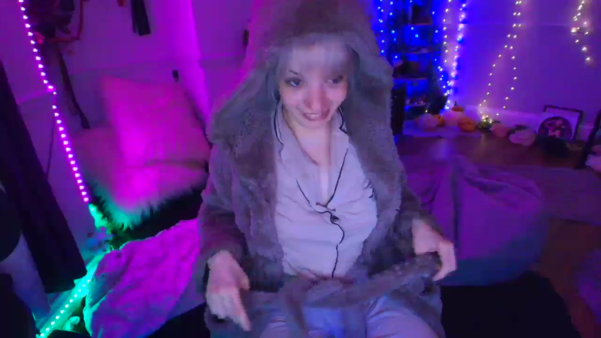 Gallery image thumbnail from LunaWolfie's myfreecams stream on, 04/14/2026, 04:10 image 20 of 20