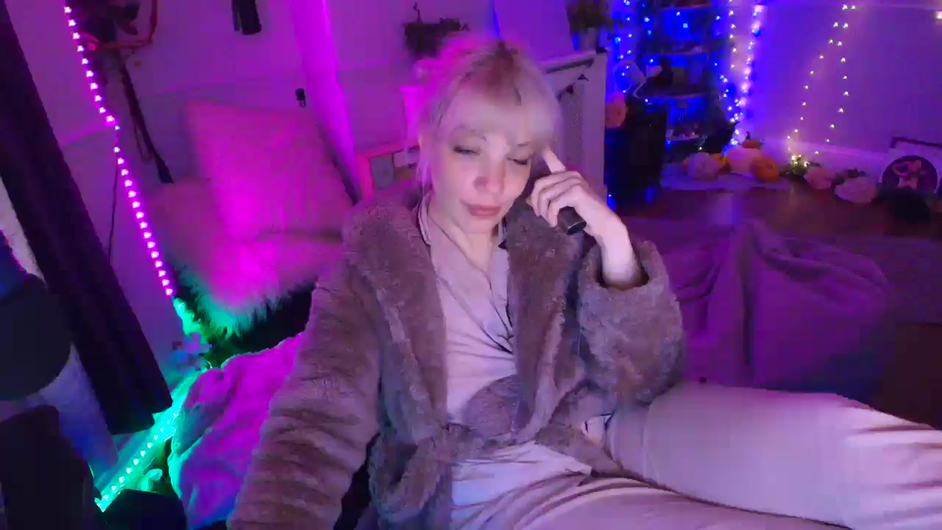 Gallery image thumbnail from LunaWolfie's myfreecams stream on, 04/14/2026, 04:10 image 1 of 20