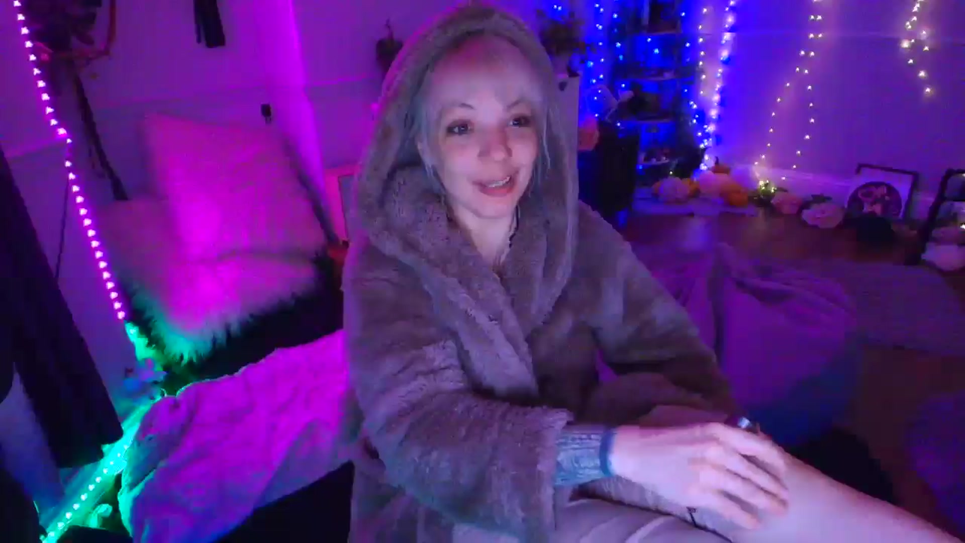 Gallery image thumbnail from LunaWolfie's myfreecams stream on, 04/14/2026, 04:10 image 8 of 20