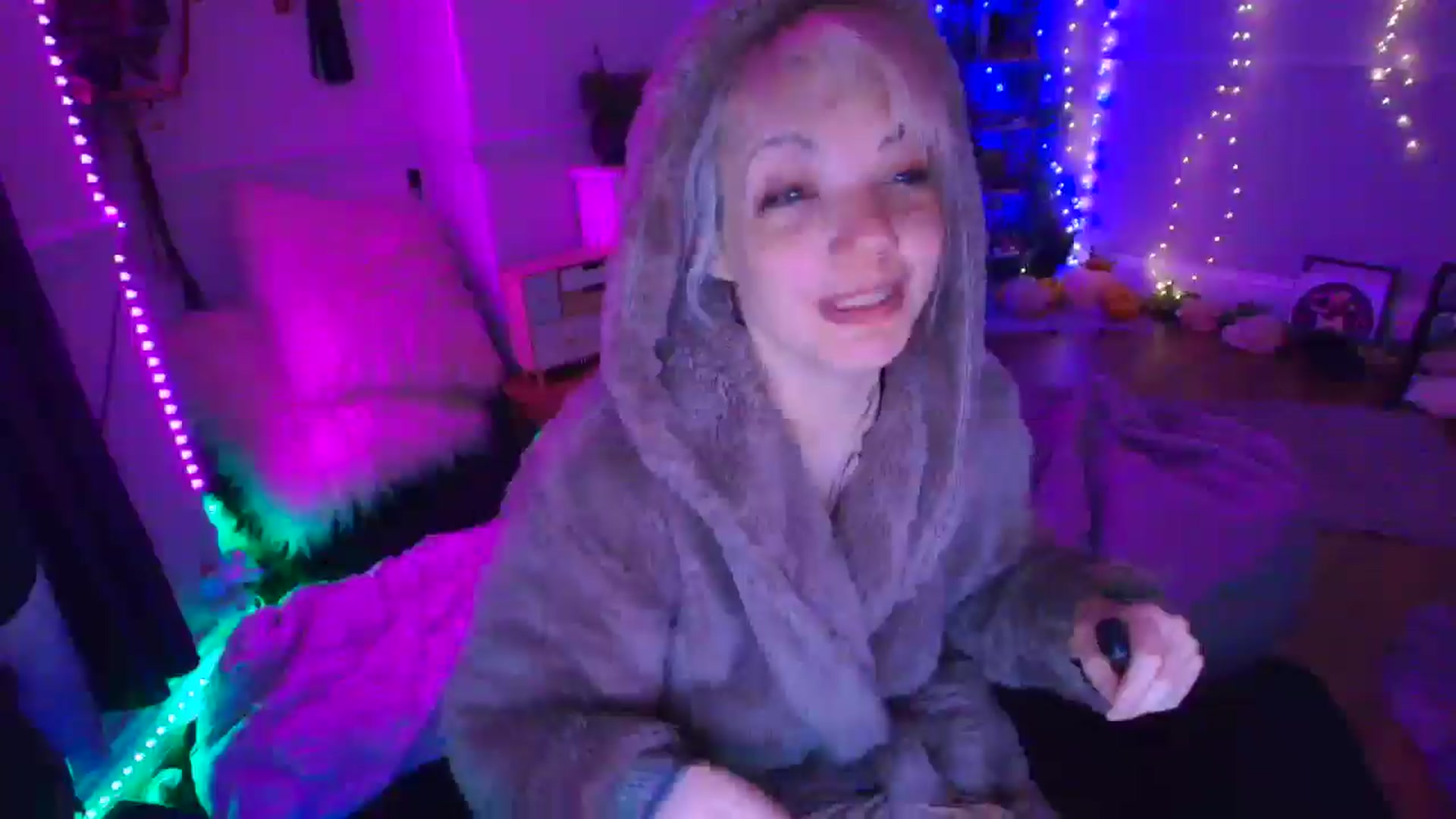 Gallery image thumbnail from LunaWolfie's myfreecams stream on, 04/14/2026, 04:10 image 14 of 20