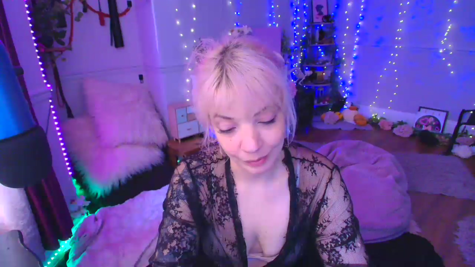 Gallery image thumbnail from LunaWolfie's myfreecams stream on, 04/14/2026, 13:10 image 18 of 20