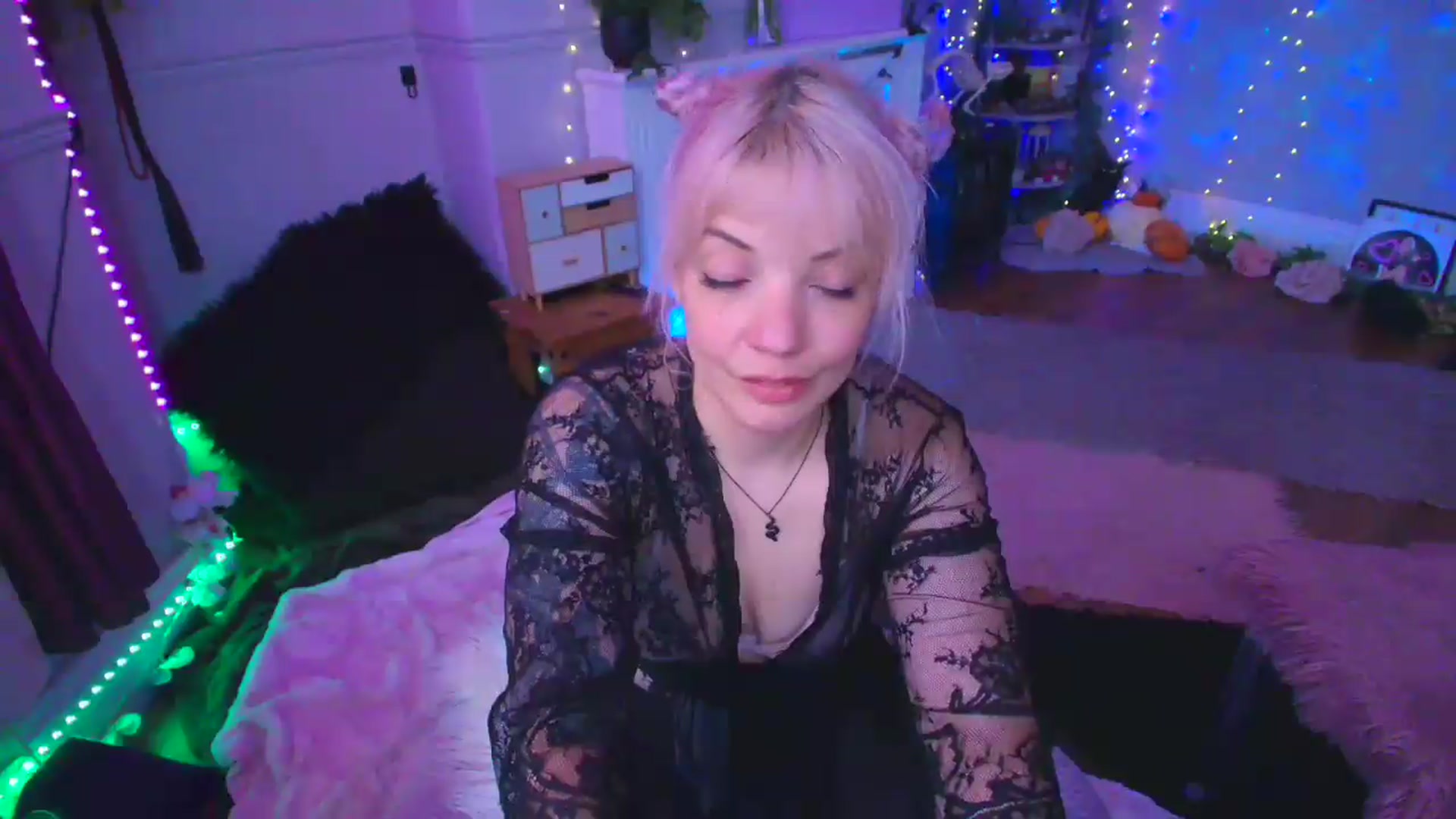 Gallery image thumbnail from LunaWolfie's myfreecams stream on, 04/14/2026, 15:23 image 18 of 20