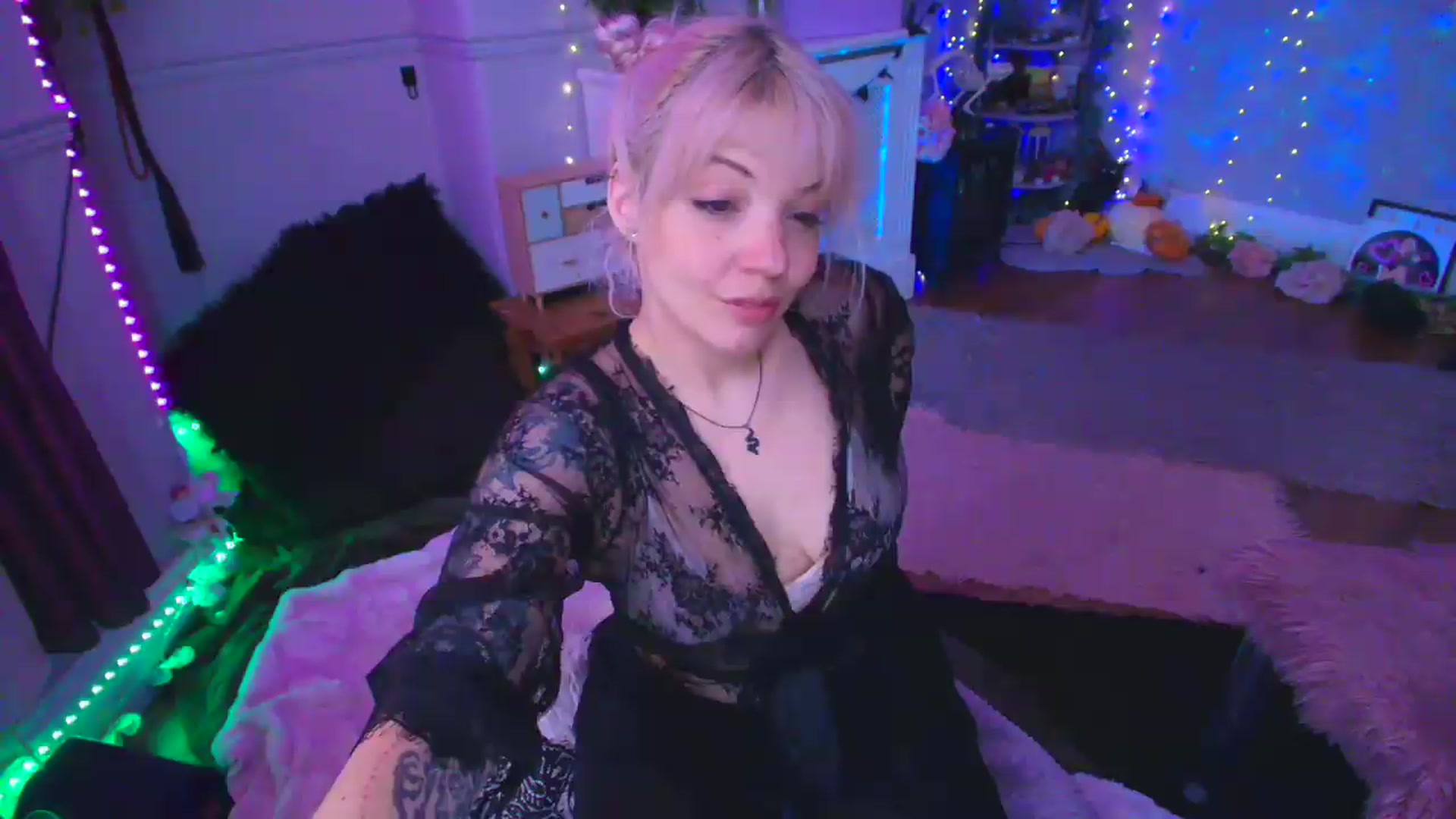 Gallery image thumbnail from LunaWolfie's myfreecams stream on, 04/14/2026, 15:23 image 17 of 20