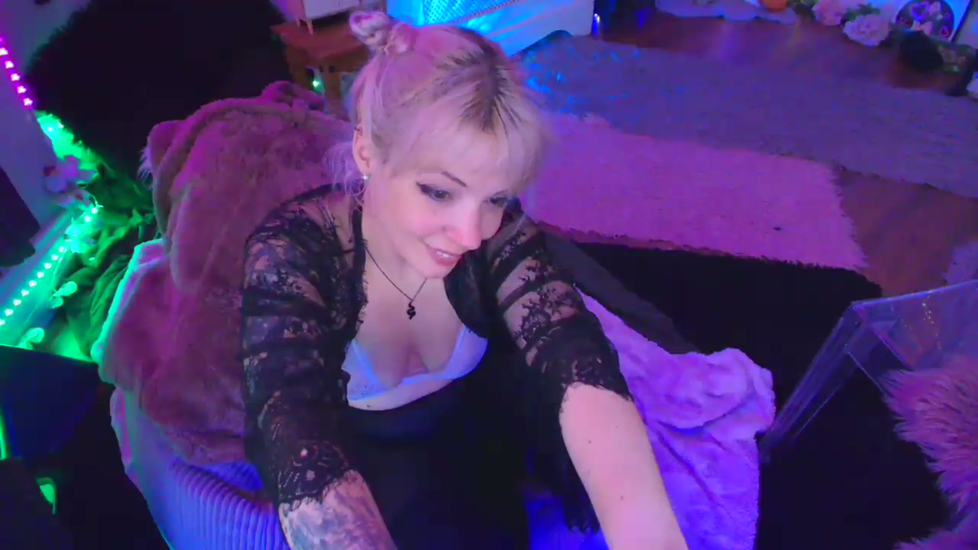 Gallery image thumbnail from LunaWolfie's myfreecams stream on, 04/14/2026, 17:58 image 2 of 20