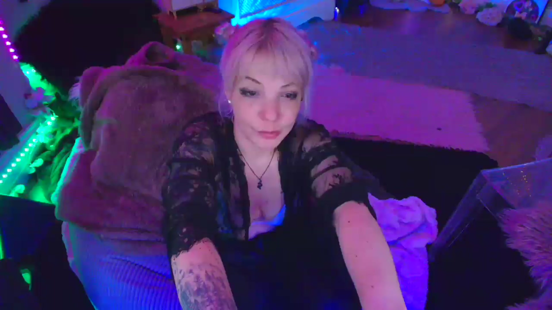 Gallery image thumbnail from LunaWolfie's myfreecams stream on, 04/14/2026, 17:58 image 17 of 20