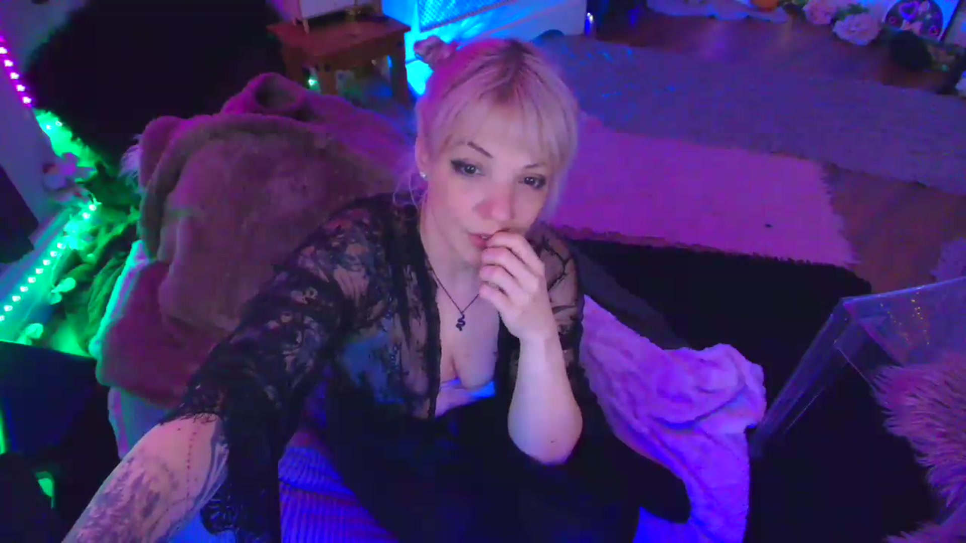 Gallery image thumbnail from LunaWolfie's myfreecams stream on, 04/14/2026, 17:58 image 19 of 20
