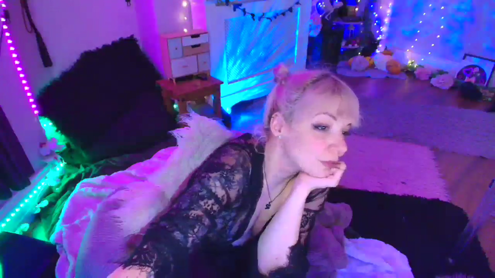 Gallery image thumbnail from LunaWolfie's myfreecams stream on, 04/14/2026, 20:45 image 12 of 20