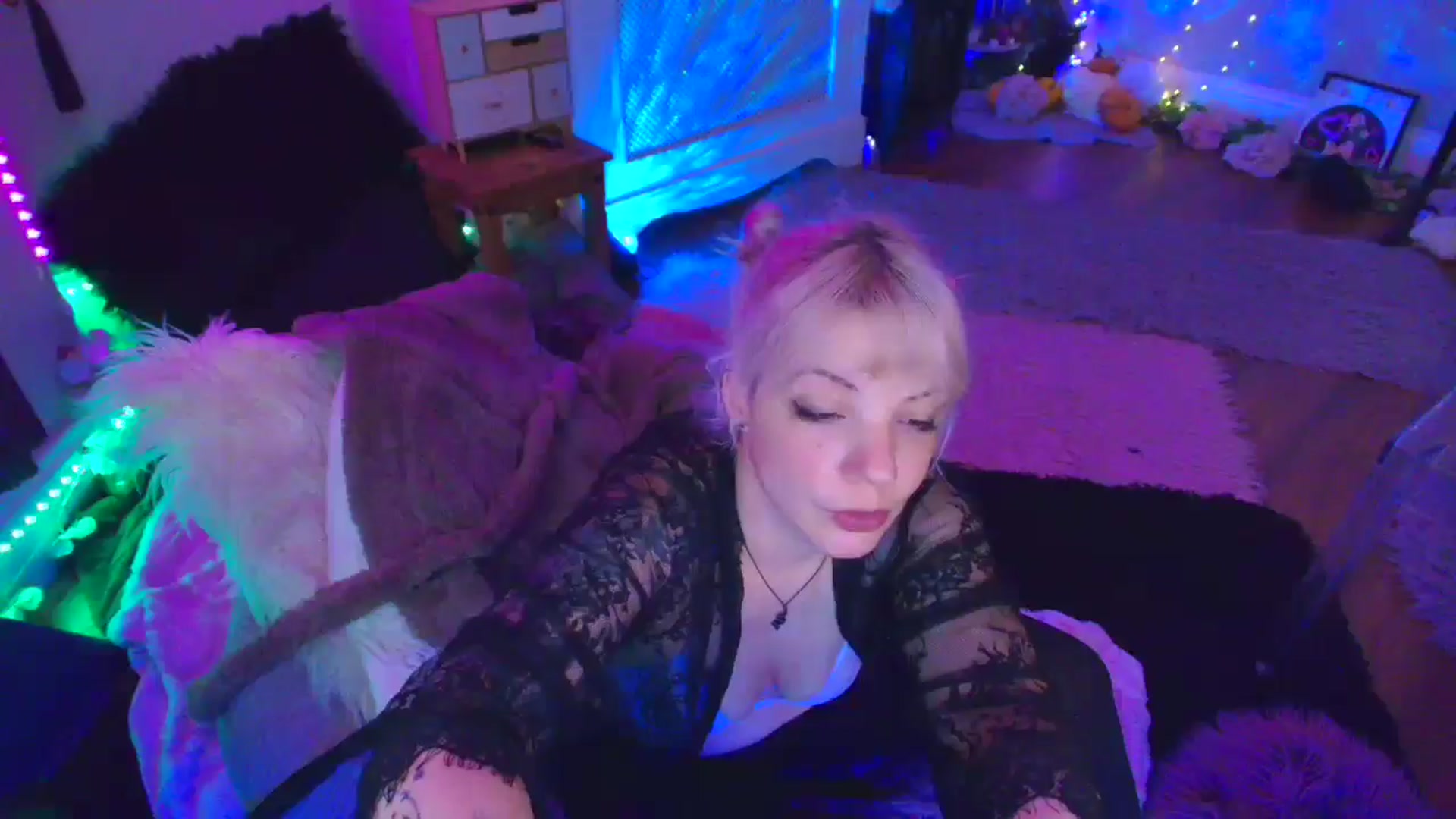 Gallery image thumbnail from LunaWolfie's myfreecams stream on, 04/14/2026, 20:45 image 5 of 20