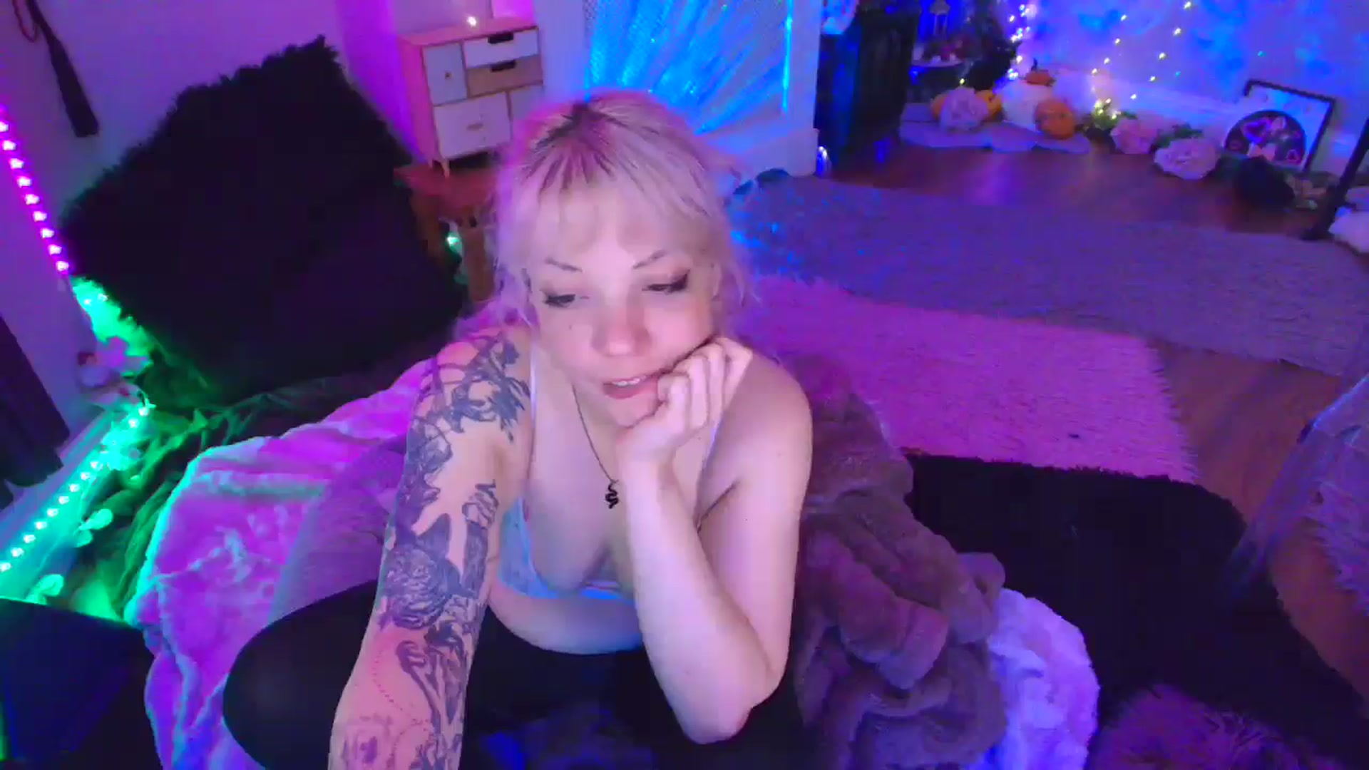 Gallery image thumbnail from LunaWolfie's myfreecams stream on, 04/14/2026, 20:45 image 19 of 20