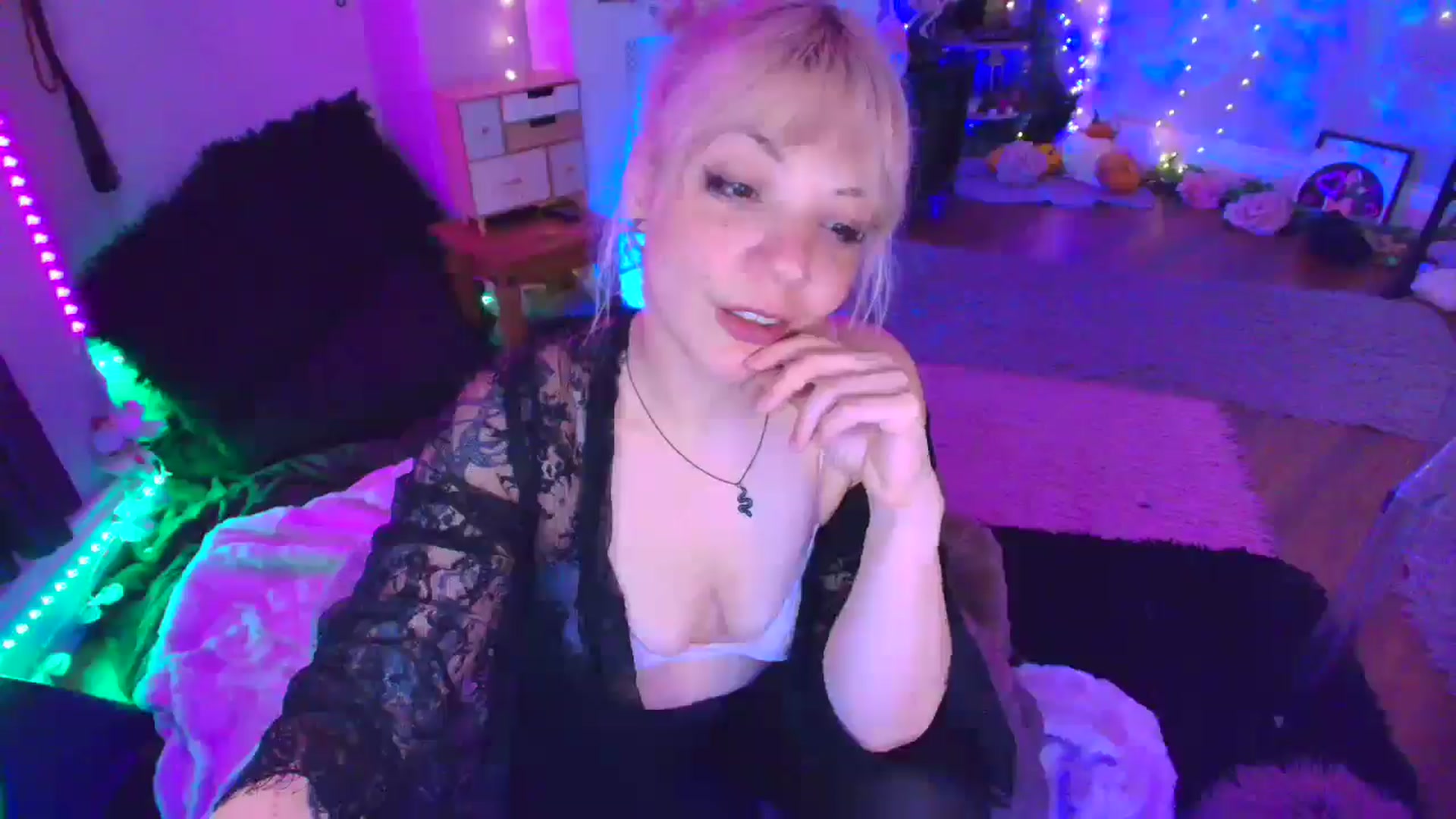 Gallery image thumbnail from LunaWolfie's myfreecams stream on, 04/14/2026, 20:45 image 13 of 20