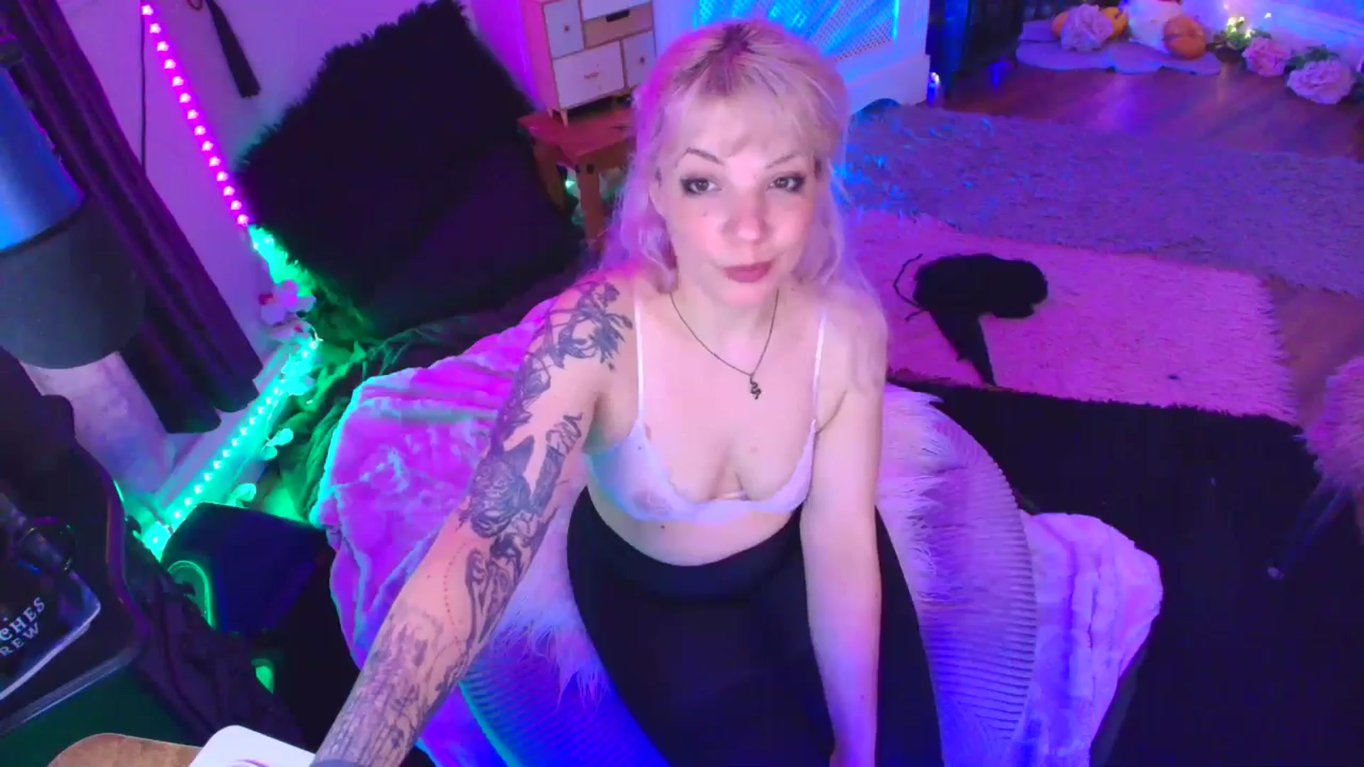Gallery image thumbnail from LunaWolfie's myfreecams stream on, 04/15/2026, 24:53 image 2 of 20