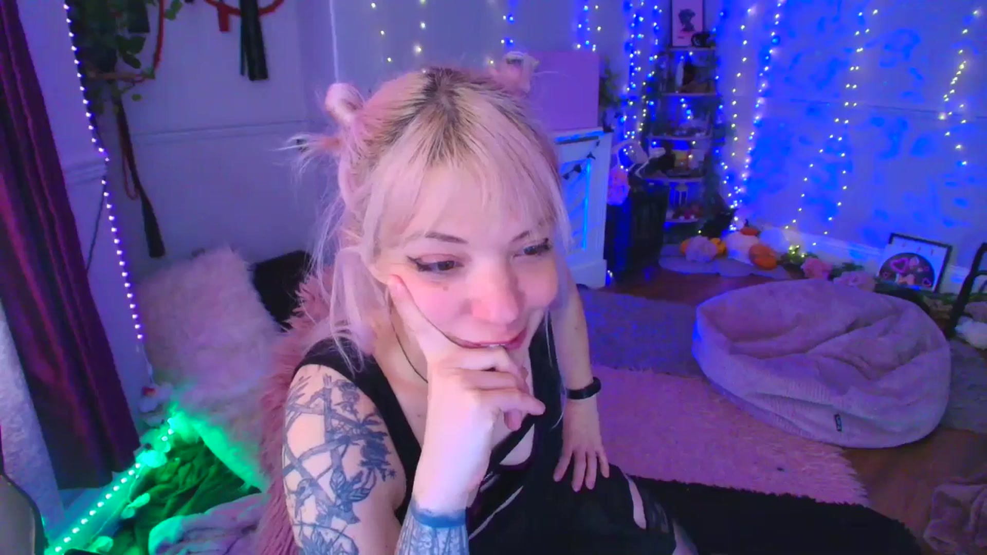 Gallery image thumbnail from LunaWolfie's myfreecams stream on, 04/17/2026, 13:13 image 14 of 20