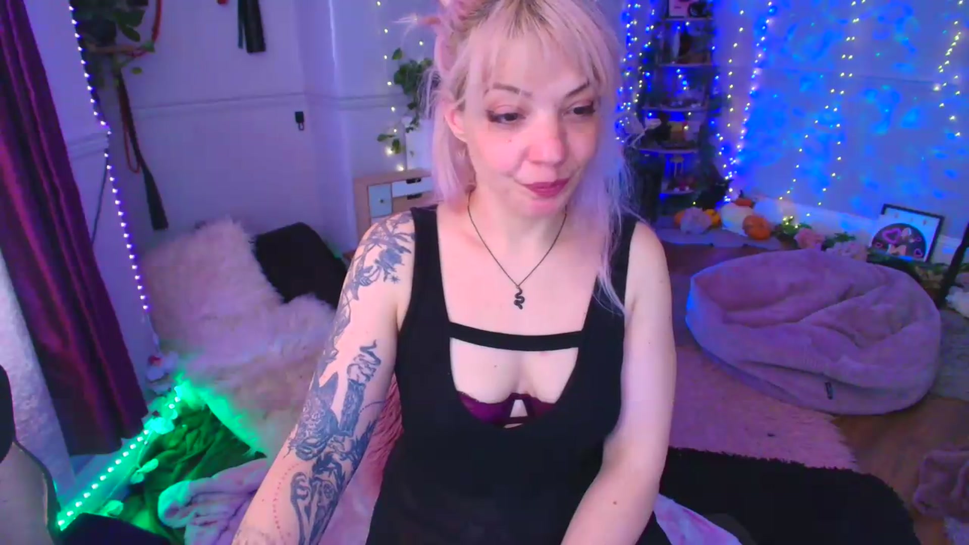 Gallery image thumbnail from LunaWolfie's myfreecams stream on, 04/17/2026, 15:13 image 18 of 20