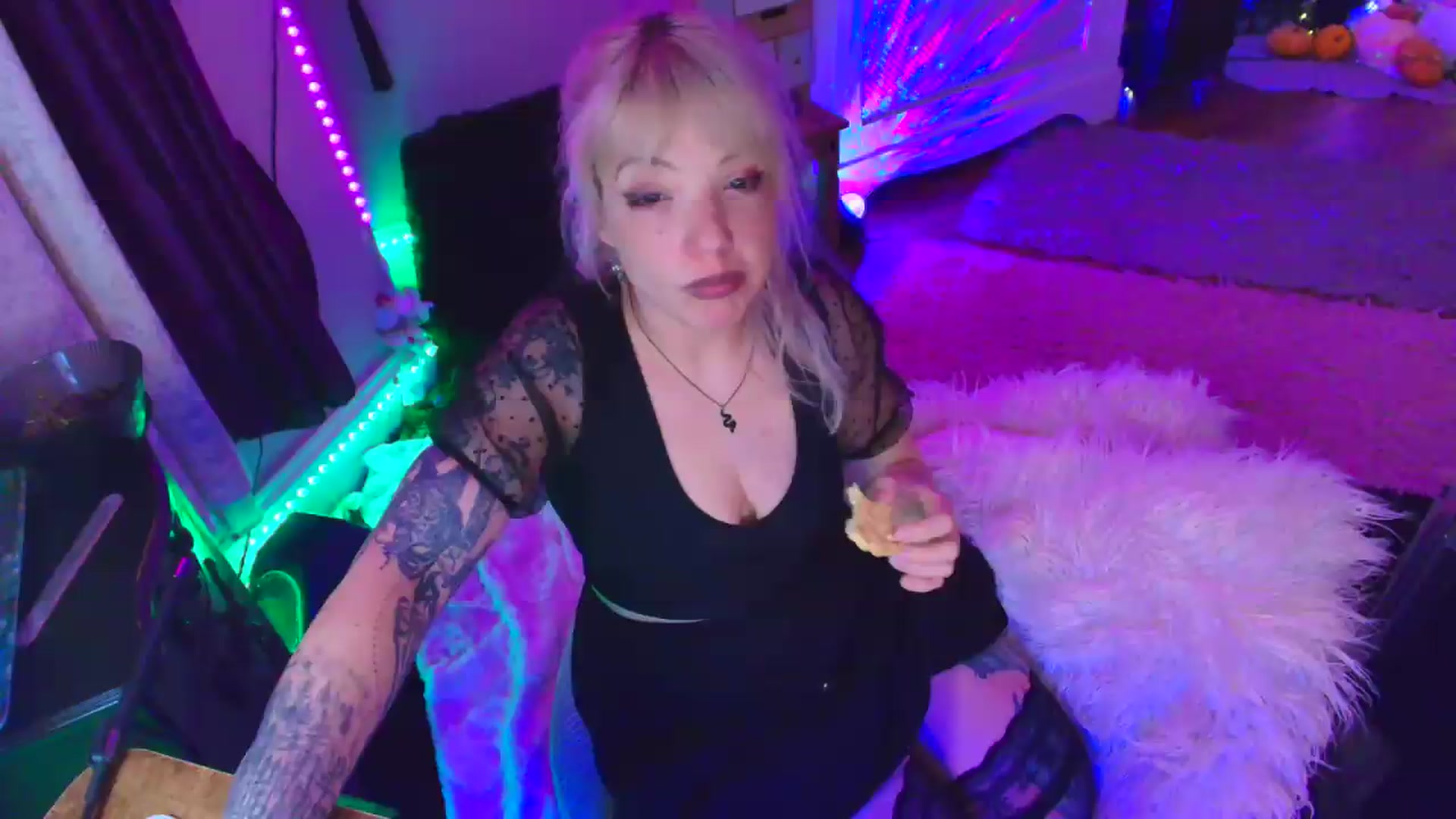 Gallery image thumbnail from LunaWolfie's myfreecams stream on, 04/22/2026, 23:07 image 8 of 20