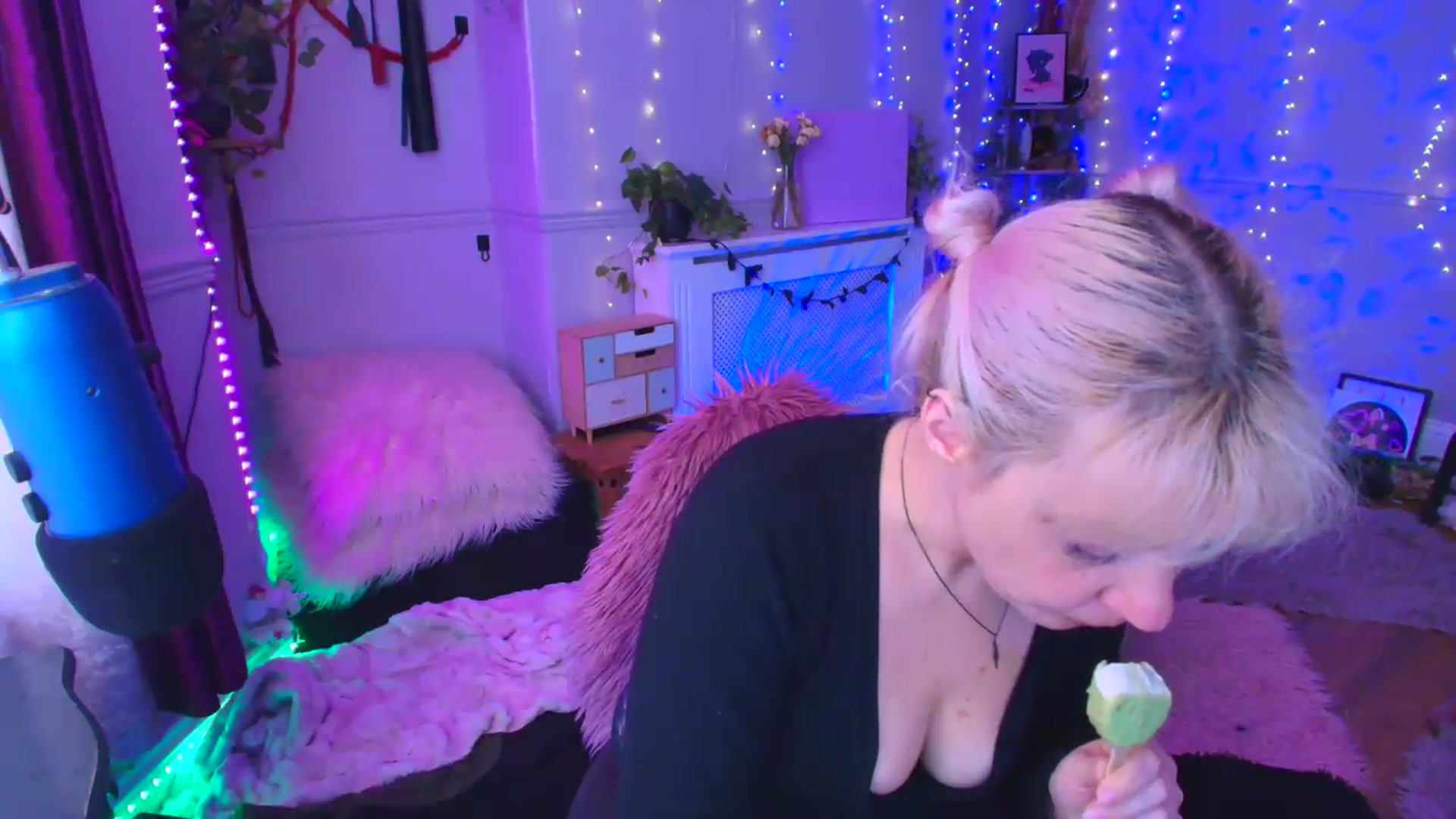 Gallery image thumbnail from LunaWolfie's myfreecams stream on, 04/23/2026, 16:43 image 2 of 20
