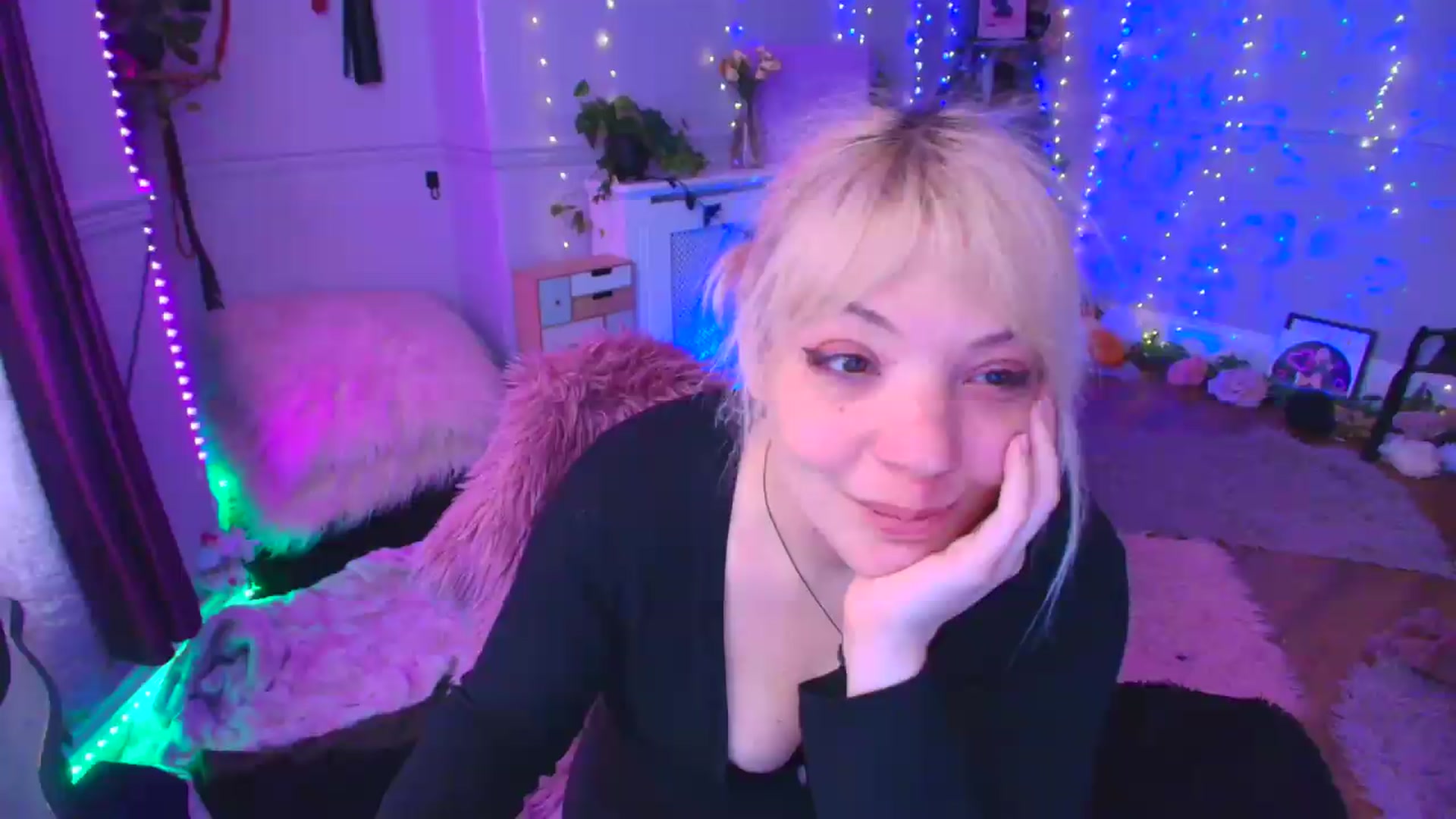 Gallery image thumbnail from LunaWolfie's myfreecams stream on, 04/23/2026, 16:43 image 17 of 20