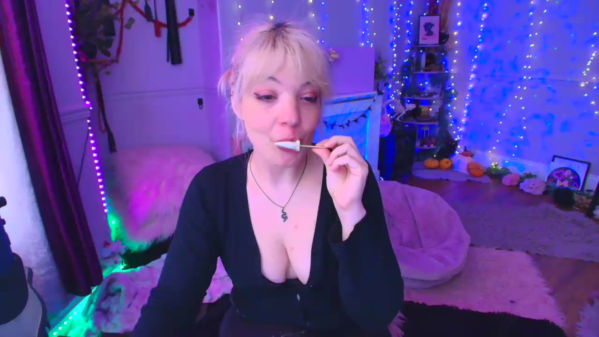 Gallery image thumbnail from LunaWolfie's myfreecams stream on, 04/23/2026, 16:43 image 3 of 20