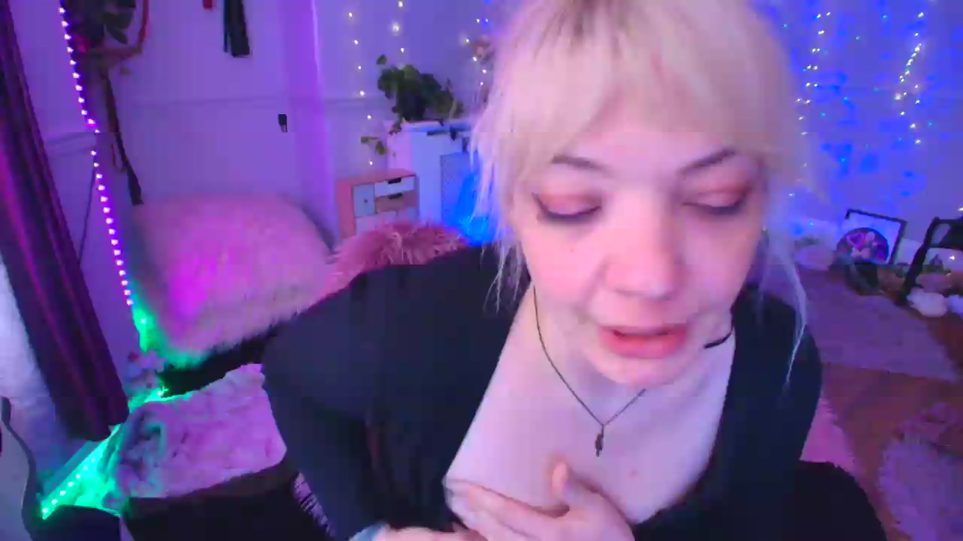 Gallery image thumbnail from LunaWolfie's myfreecams stream on, 04/23/2026, 16:43 image 14 of 20