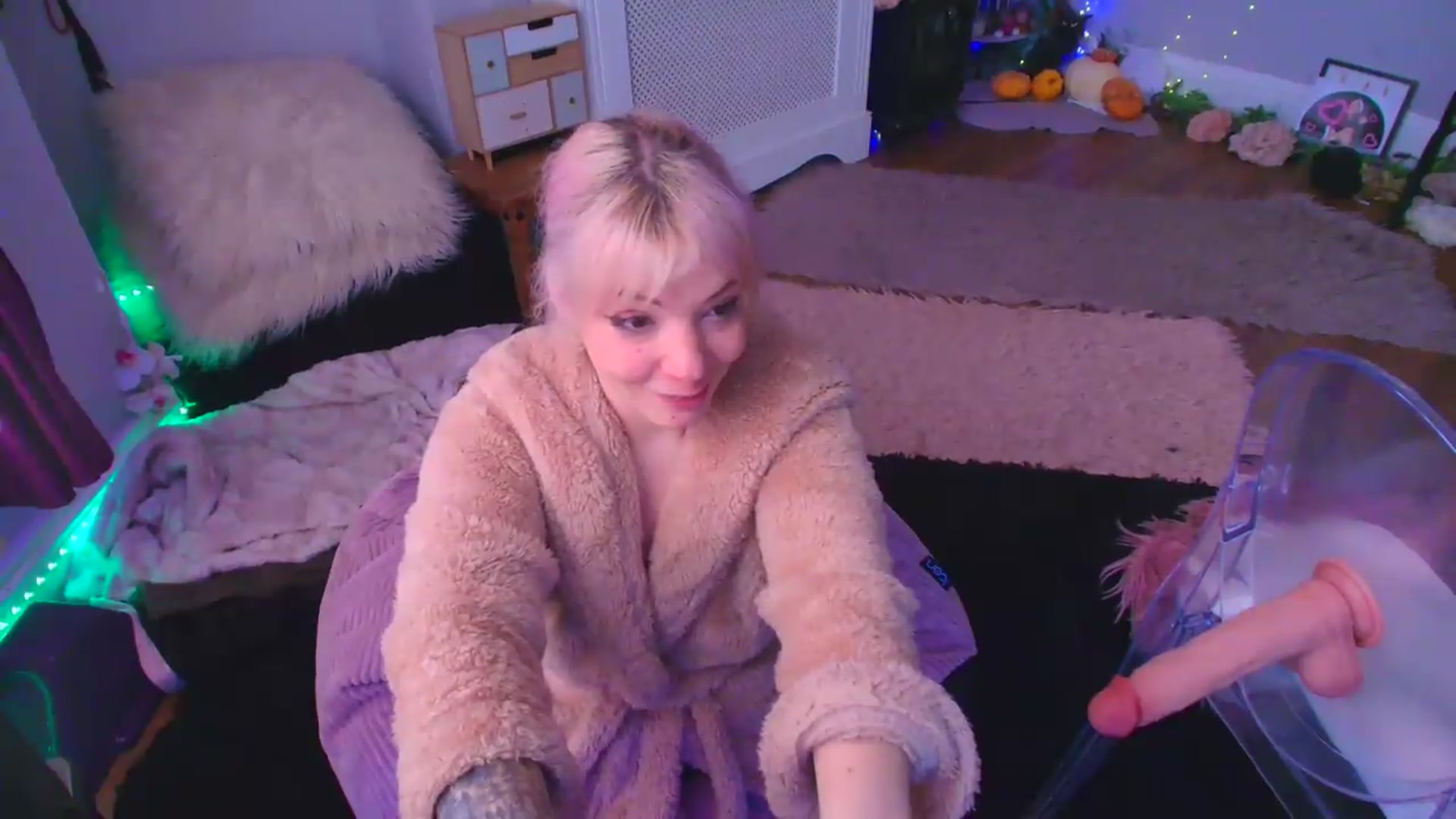 Gallery image thumbnail from LunaWolfie's myfreecams stream on, 04/24/2026, 12:55 image 7 of 20