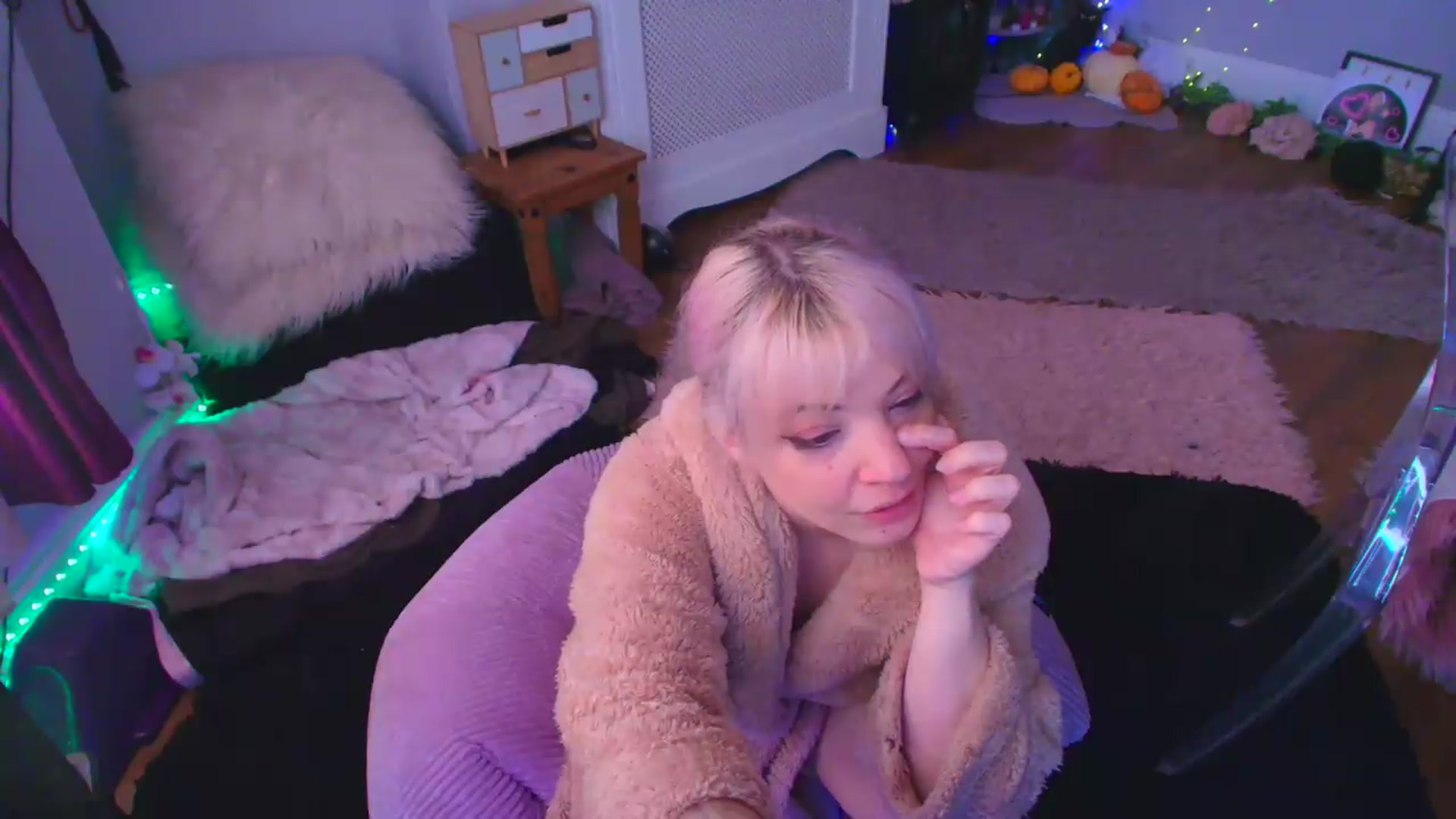 Gallery image thumbnail from LunaWolfie's myfreecams stream on, 04/24/2026, 12:55 image 11 of 20