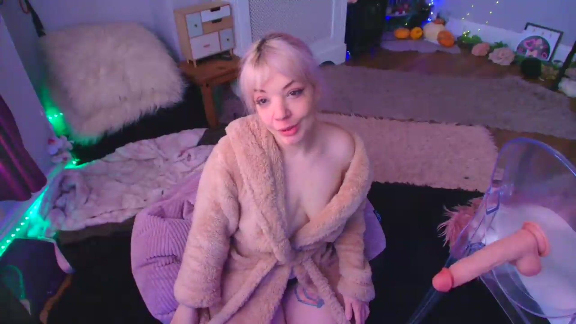 Gallery image thumbnail from LunaWolfie's myfreecams stream on, 04/24/2026, 12:55 image 8 of 20
