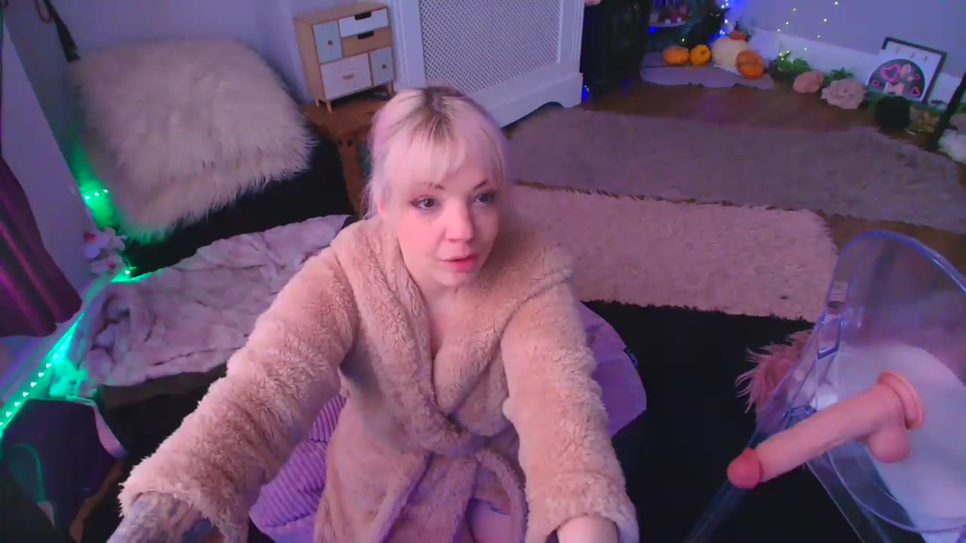 Gallery image thumbnail from LunaWolfie's myfreecams stream on, 04/24/2026, 12:55 image 9 of 20