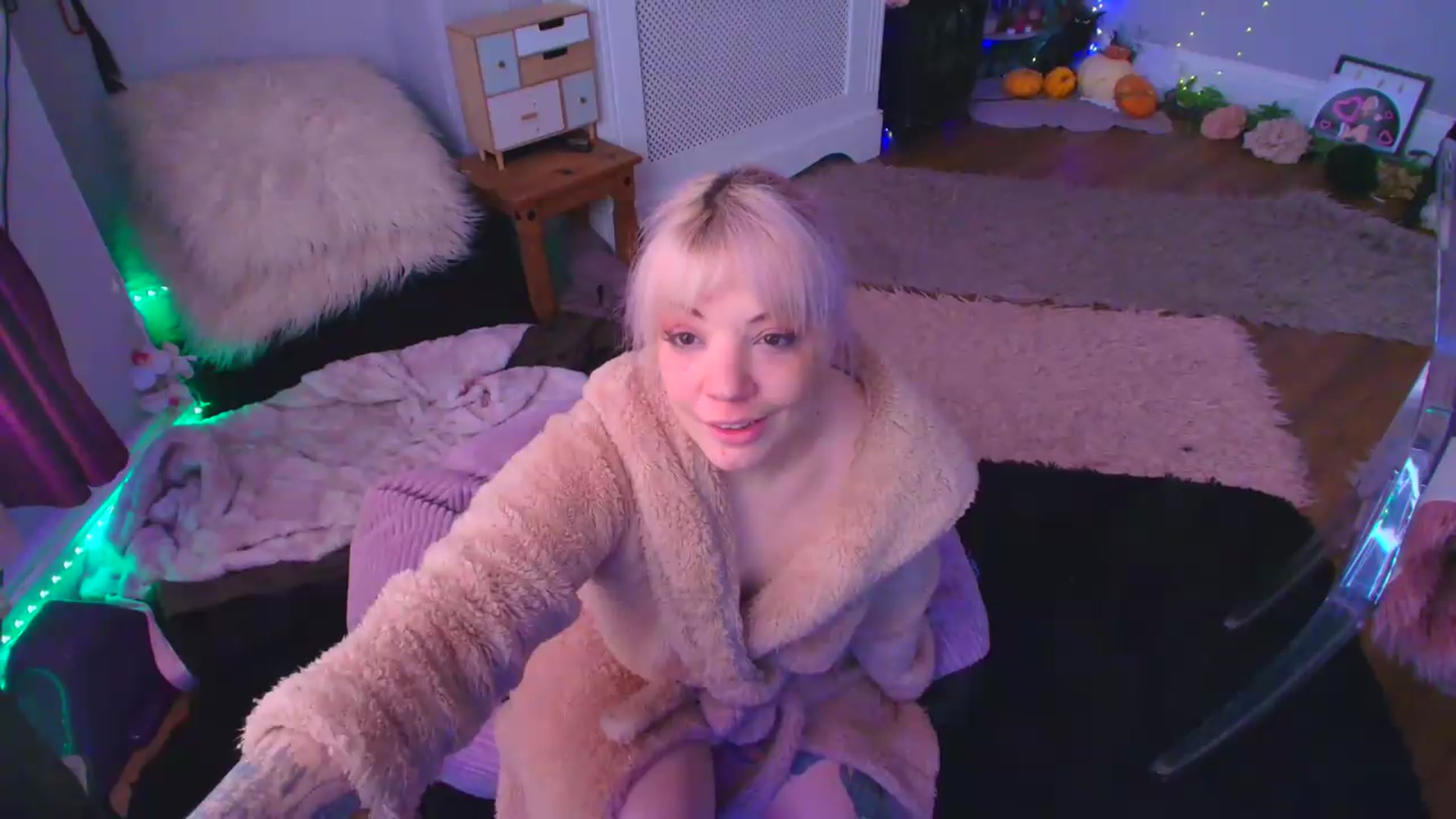Gallery image thumbnail from LunaWolfie's myfreecams stream on, 04/24/2026, 12:55 image 10 of 20