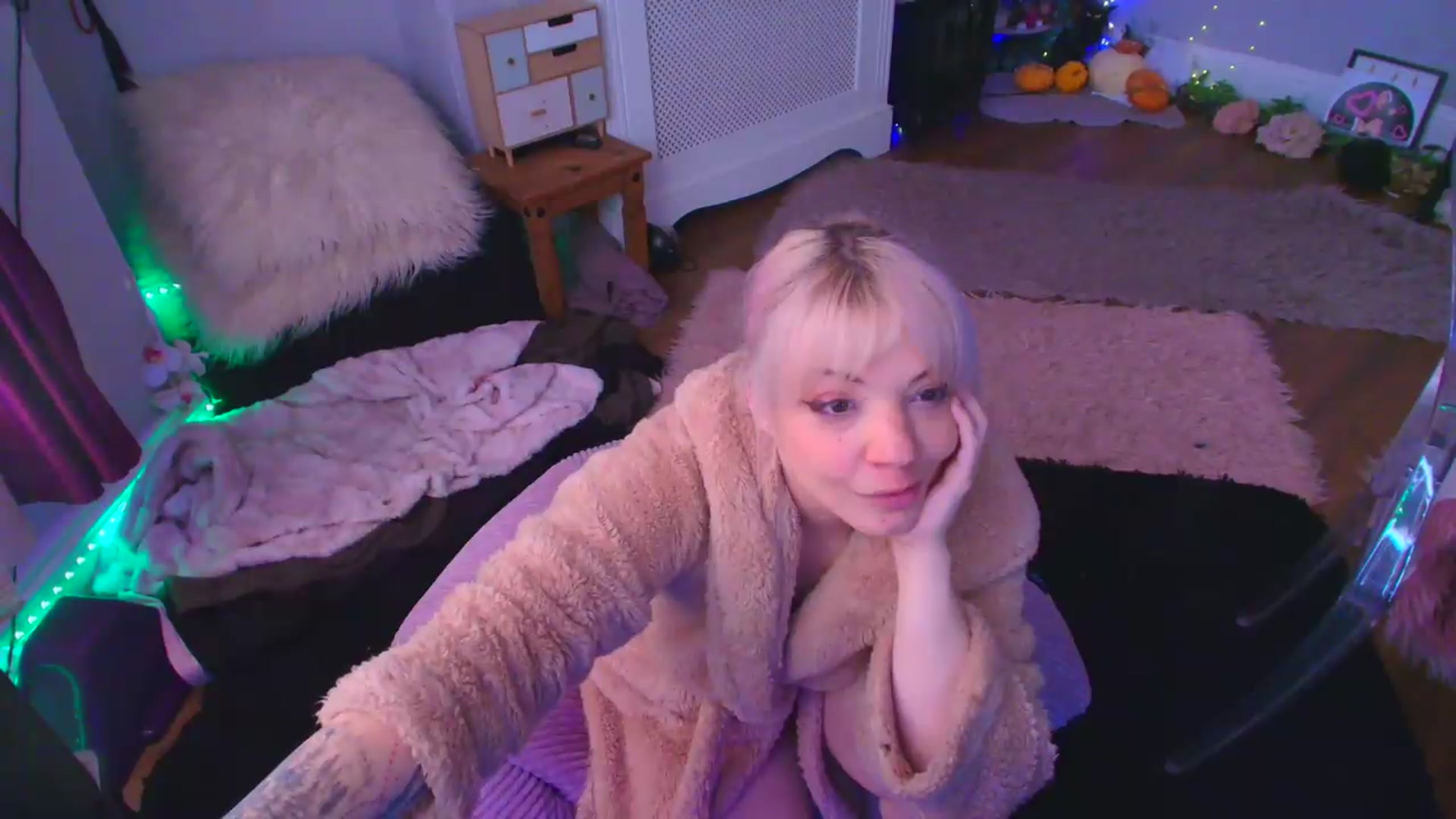 Gallery image thumbnail from LunaWolfie's myfreecams stream on, 04/24/2026, 12:55 image 13 of 20