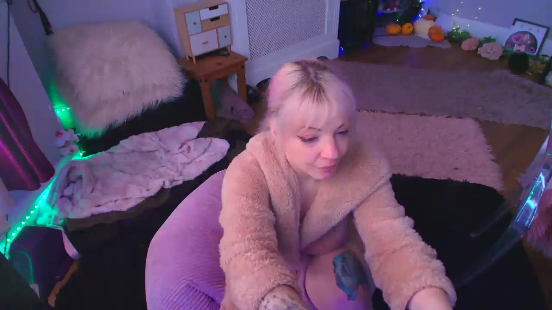 Gallery image thumbnail from LunaWolfie's myfreecams stream on, 04/24/2026, 12:55 image 14 of 20