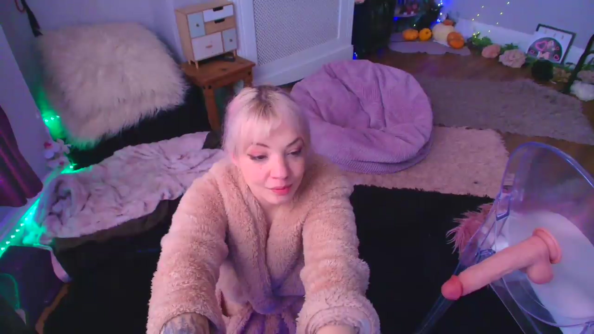 Gallery image thumbnail from LunaWolfie's myfreecams stream on, 04/24/2026, 12:55 image 6 of 20