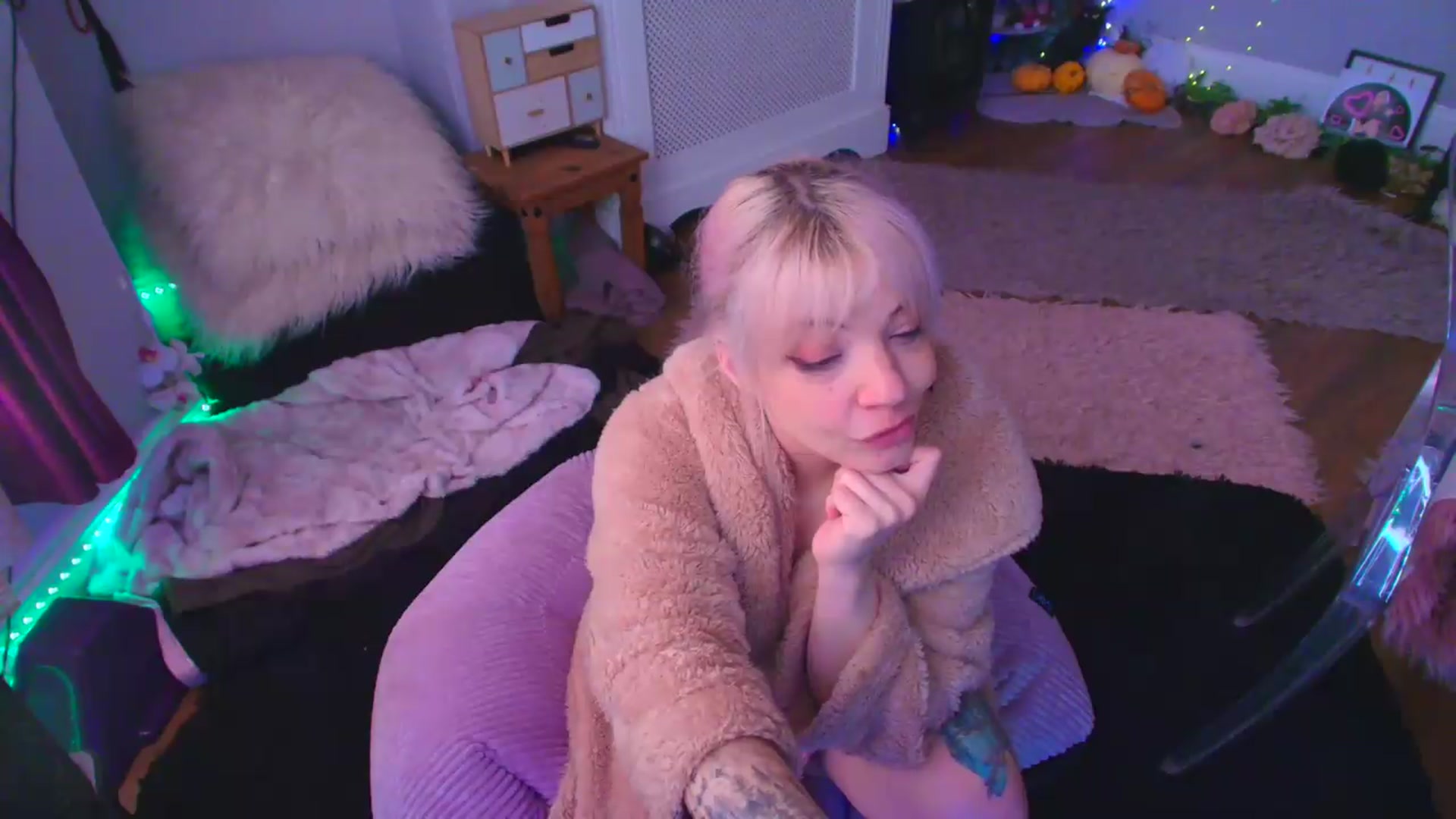 Gallery image thumbnail from LunaWolfie's myfreecams stream on, 04/24/2026, 12:55 image 12 of 20