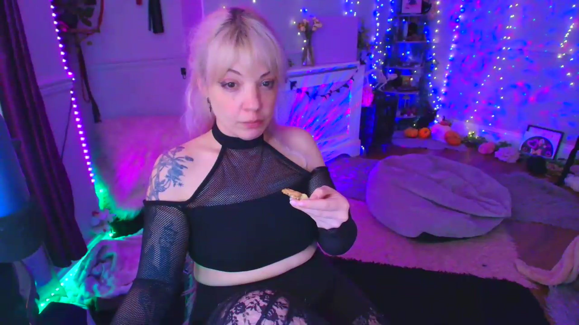 Gallery image thumbnail from LunaWolfie's myfreecams stream on, 04/24/2026, 19:03 image 2 of 20