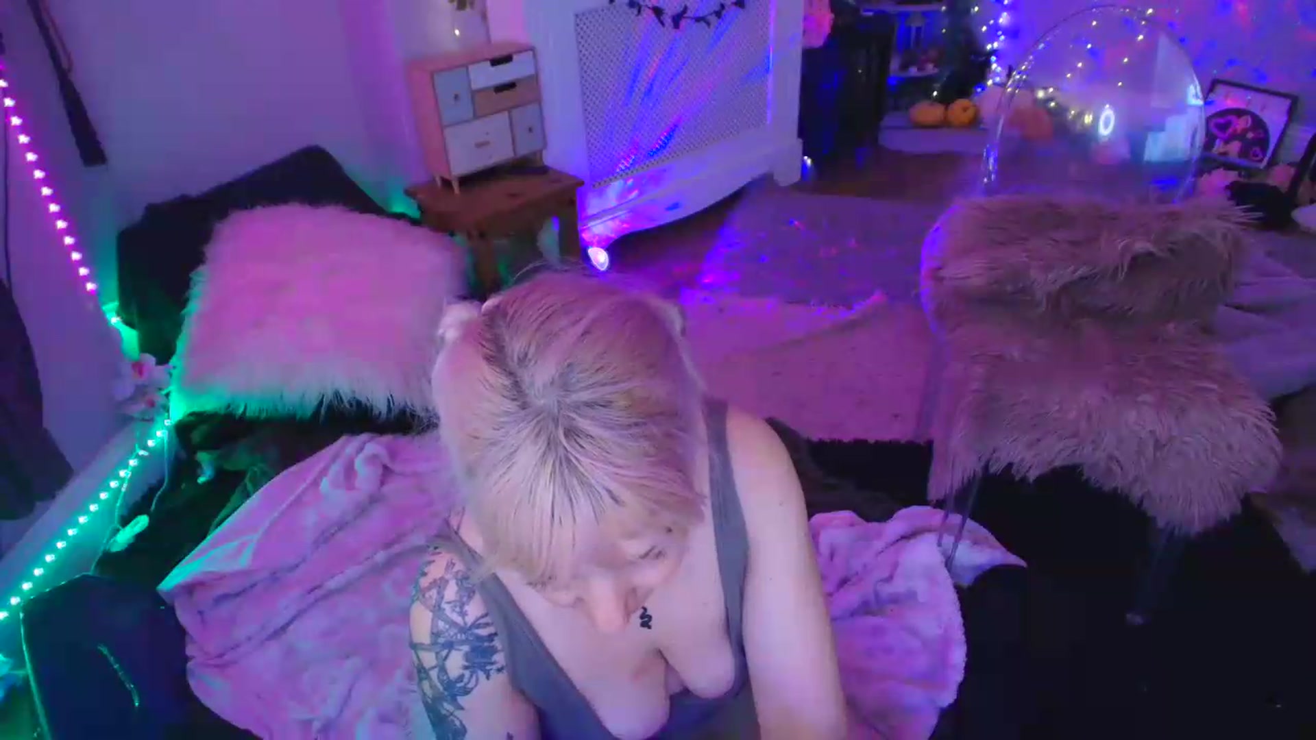 Gallery image thumbnail from LunaWolfie's myfreecams stream on, 05/23/2026, 19:38 image 19 of 20