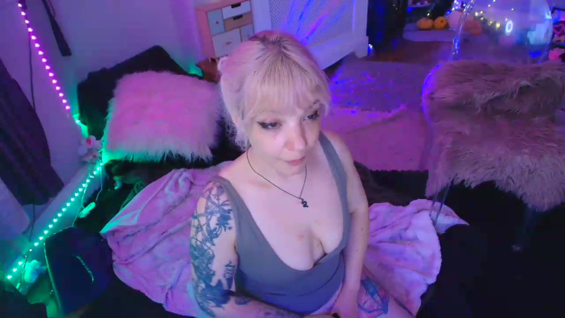 Gallery image thumbnail from LunaWolfie's myfreecams stream on, 05/23/2026, 19:38 image 16 of 20