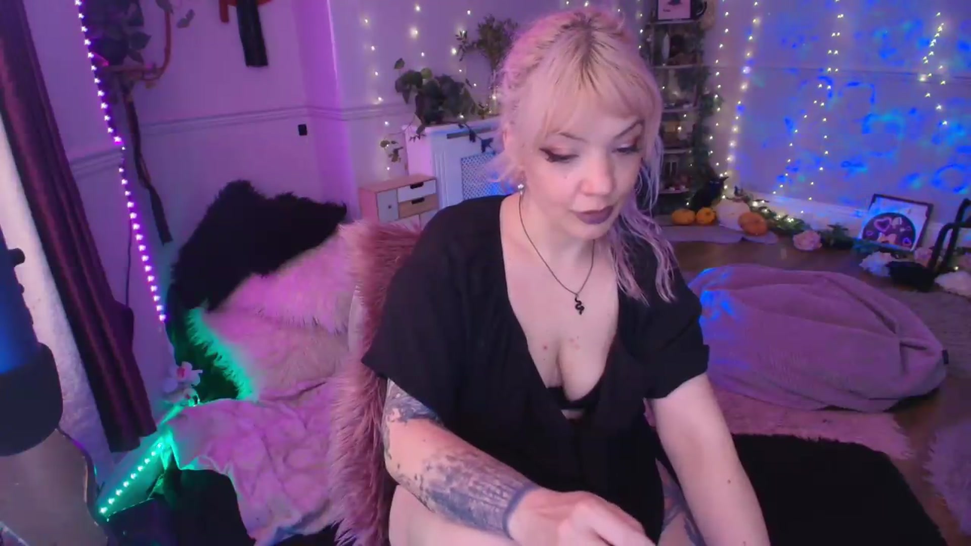 Gallery image thumbnail from LunaWolfie's myfreecams stream on, 05/26/2026, 19:19 image 12 of 20
